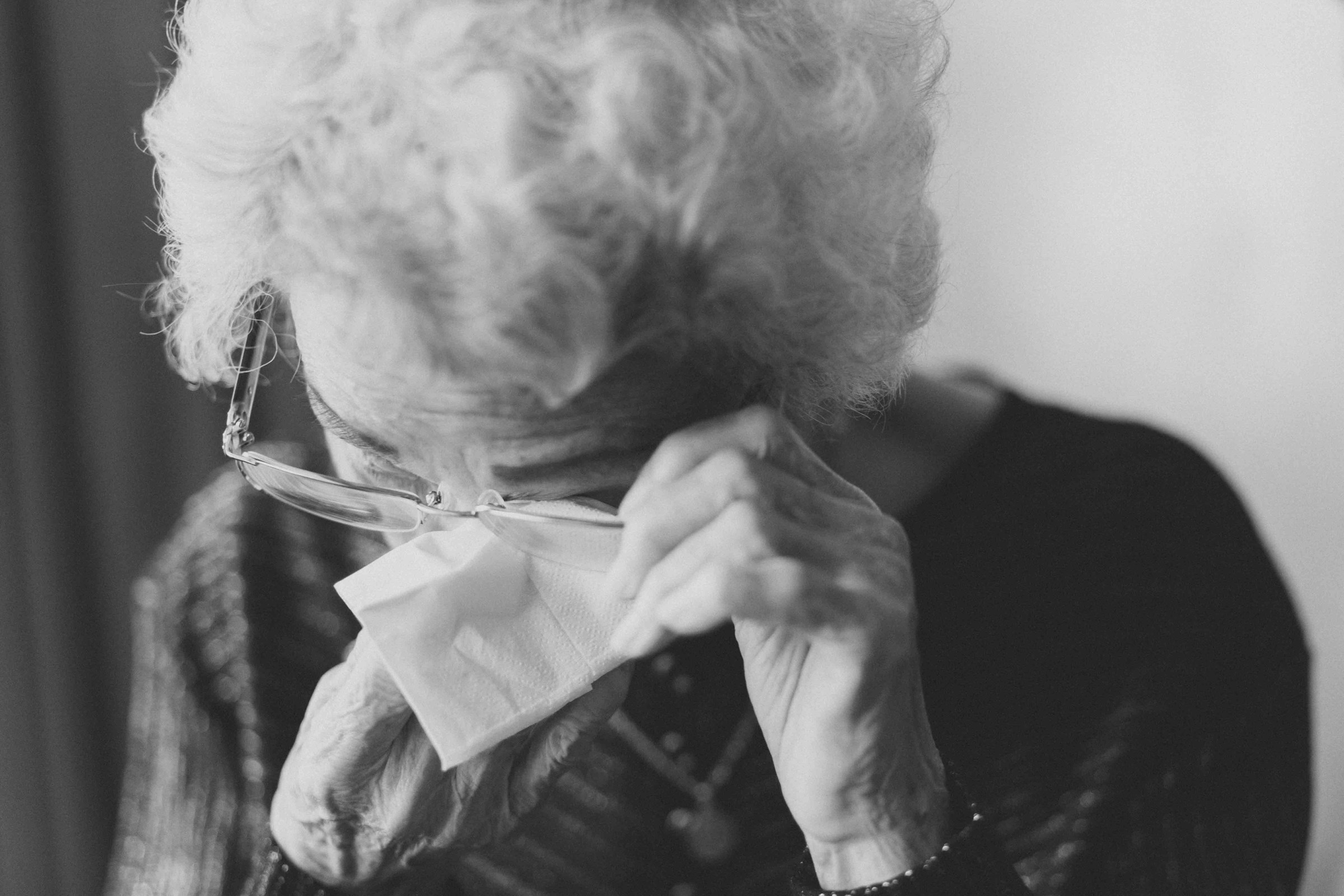 Eine ältere Frau wischt sich die Tränen ab | Quelle: Unsplash