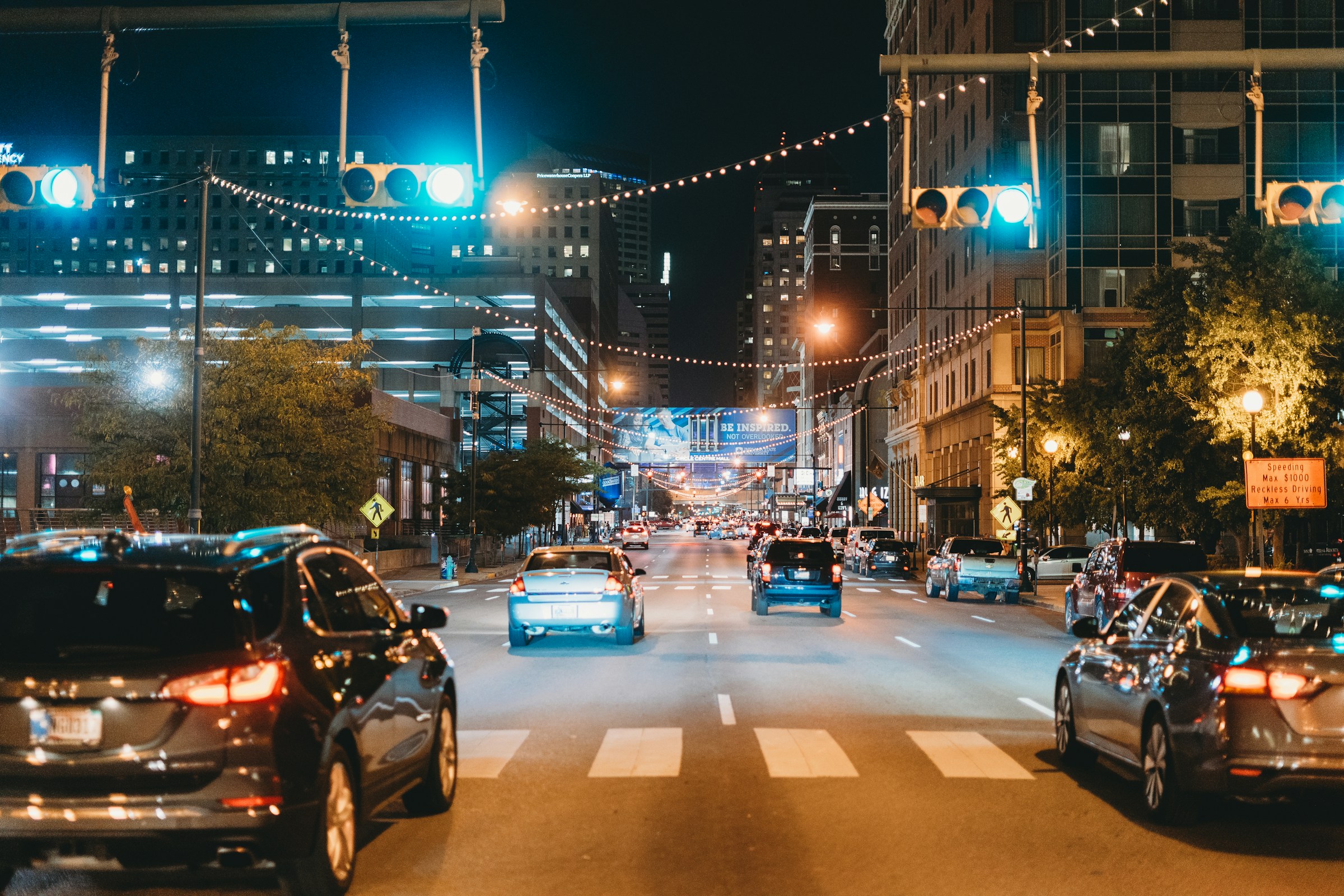 Autos auf der Straße bei Nacht | Quelle: Unsplash