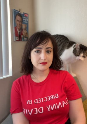 Mara Wilson mit ihrer Katze im Hintergrund, aufgenommen am 19. Juni 2022 | Quelle: Instagram/marawilson