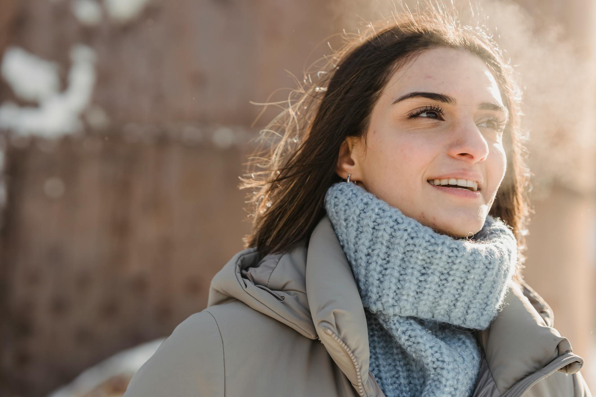 Eine Frau, die im Freien spazieren geht | Quelle: Pexels