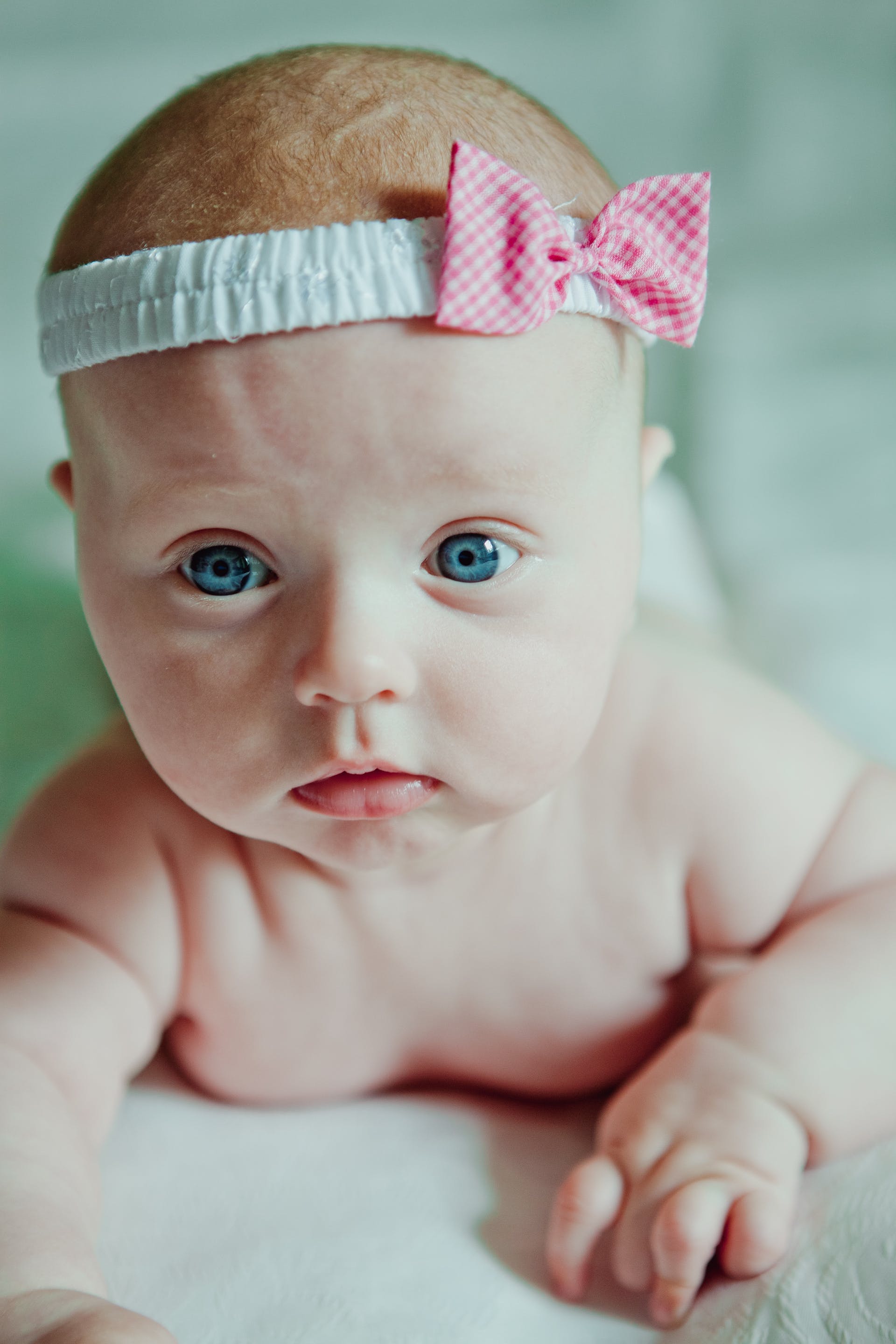 Eine Nahaufnahme eines Neugeborenen mit einem Stirnband | Quelle: Pexels