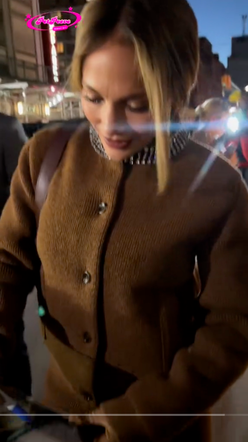 Jennifer Lopez gibt einem Fan ein Autogramm, gepostet am 4. November 2024 | Quelle: TikTok/brandy.glo