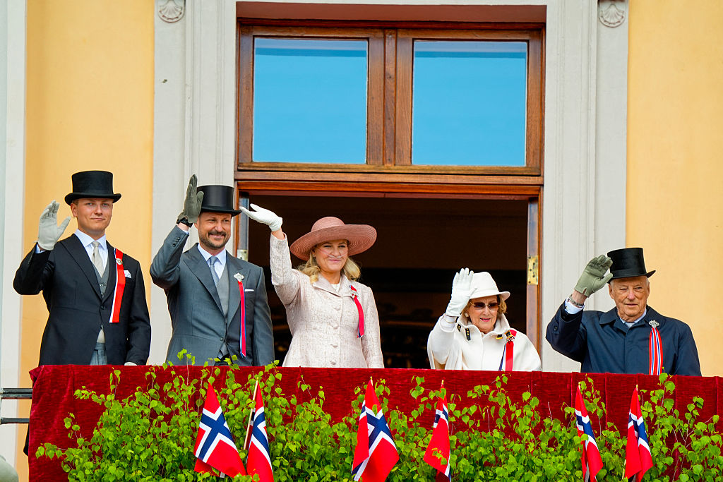 Der norwegische Prinz Sverre Magnus, die norwegische Kronprinzessin Mette-Marit, der norwegische Kronprinz Haakon, die norwegische Königin Sonja und der norwegische König Harald begrüßen den Kinderumzug während der Feierlichkeiten zum Nationalfeiertag am 17. Mai 2026 in Oslo, Norwegen. | Quelle: Getty Images