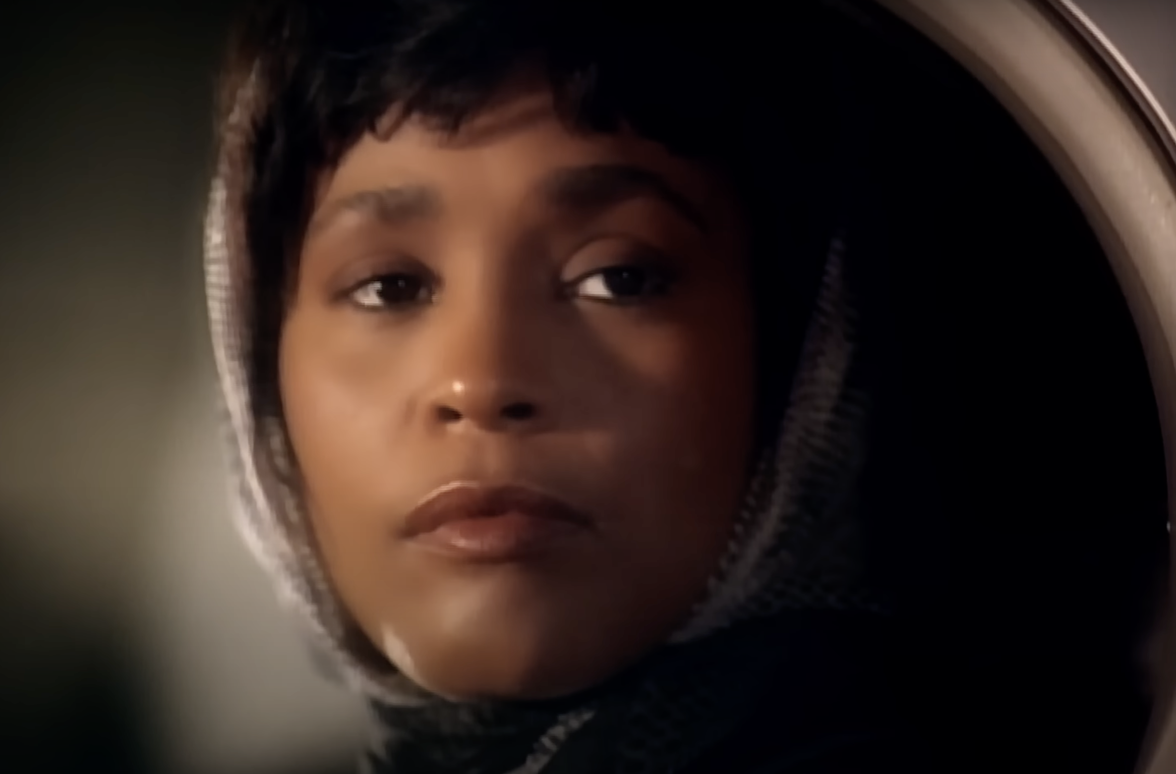 Whitney Houston in einer Szene aus "The Bodyguard", geteilt durch ihr Musikvideo zu "I Will Always Love You", gepostet am 28. September 2010 | Quelle: YouTube/Whitney Houston