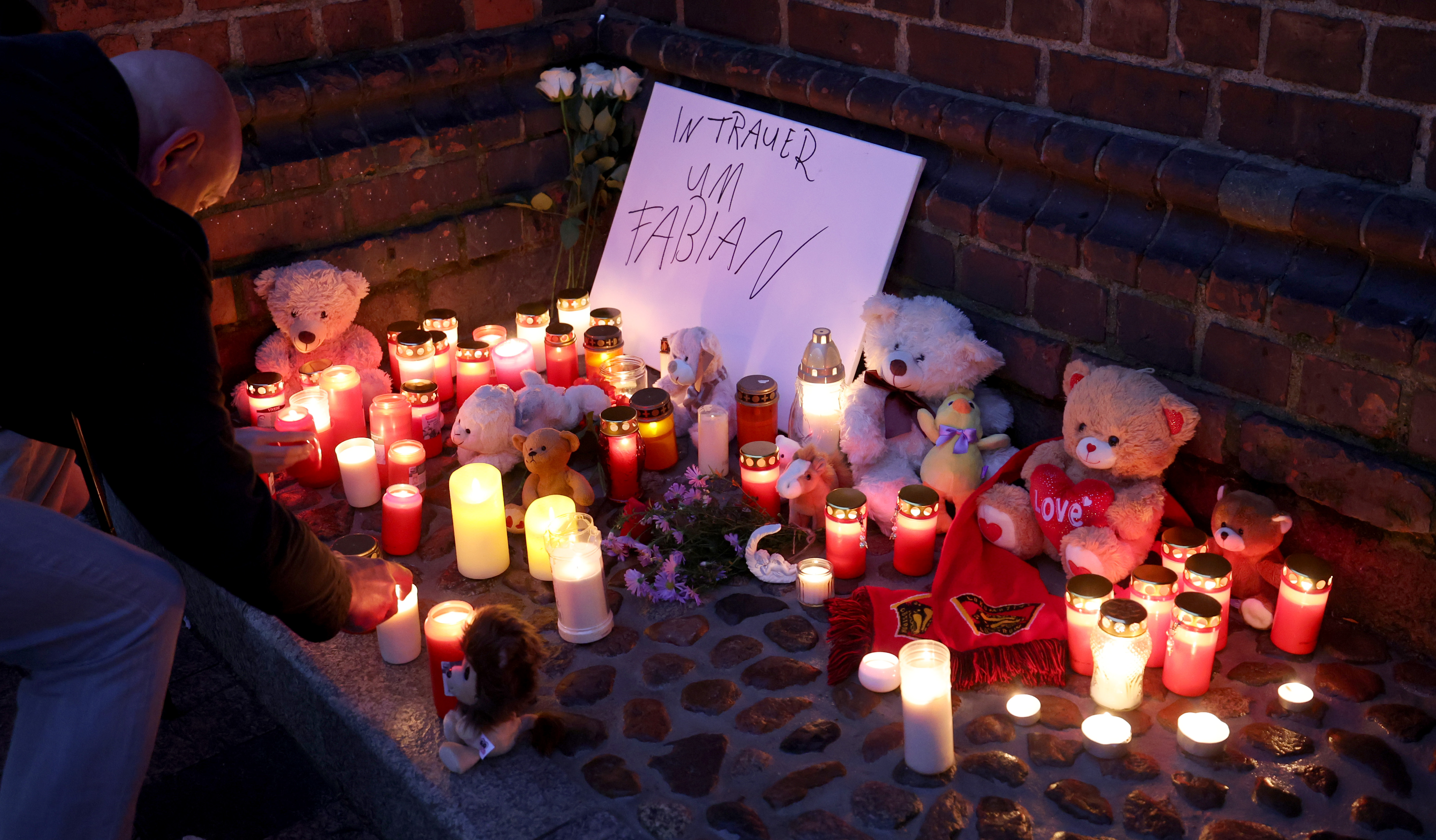 Die Menschen haben im Gedenken an Fabian Kerzen angezündet. | Quelle: Getty Images