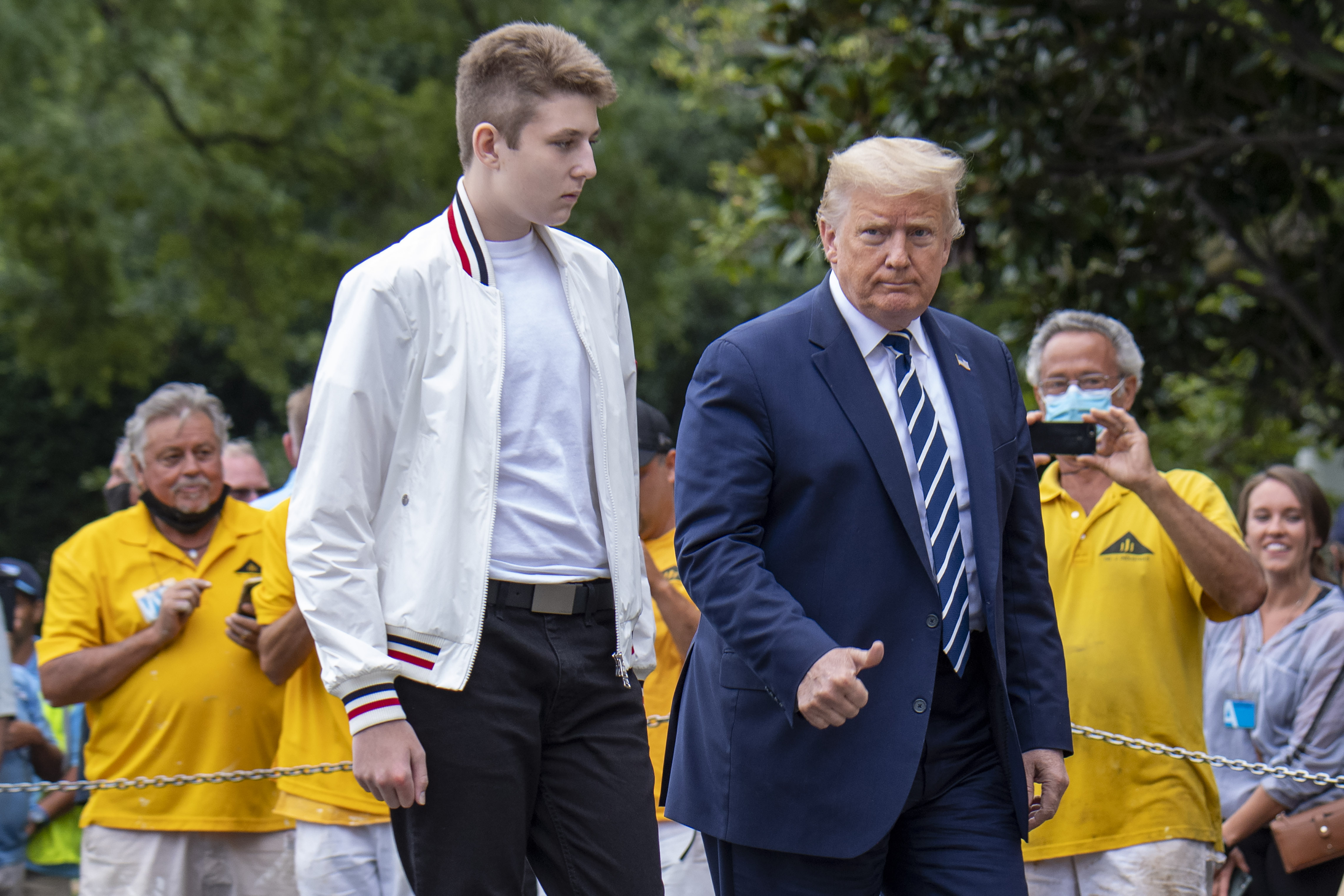 Barron und Donald Trump werden am 16. August 2020 in Washington gesichtet. | Quelle: Getty Images