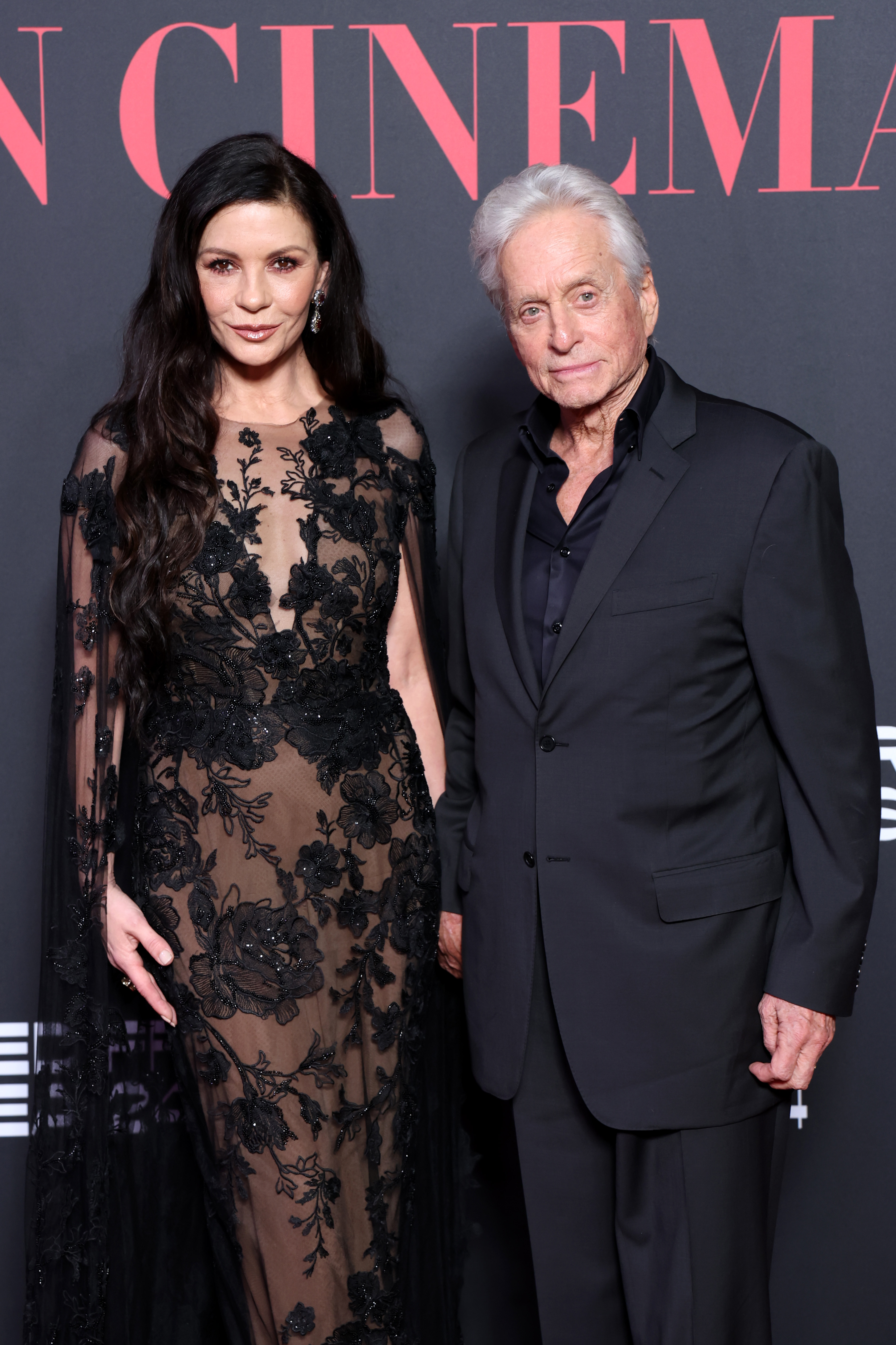 Catherine Zeta-Jones und Michael Douglas bei Women in Cinema während des Red Sea International Film Festival 2024 im Jeddah Yacht Club am 6. Dezember in Saudi-Arabien. | Quelle: Getty Images