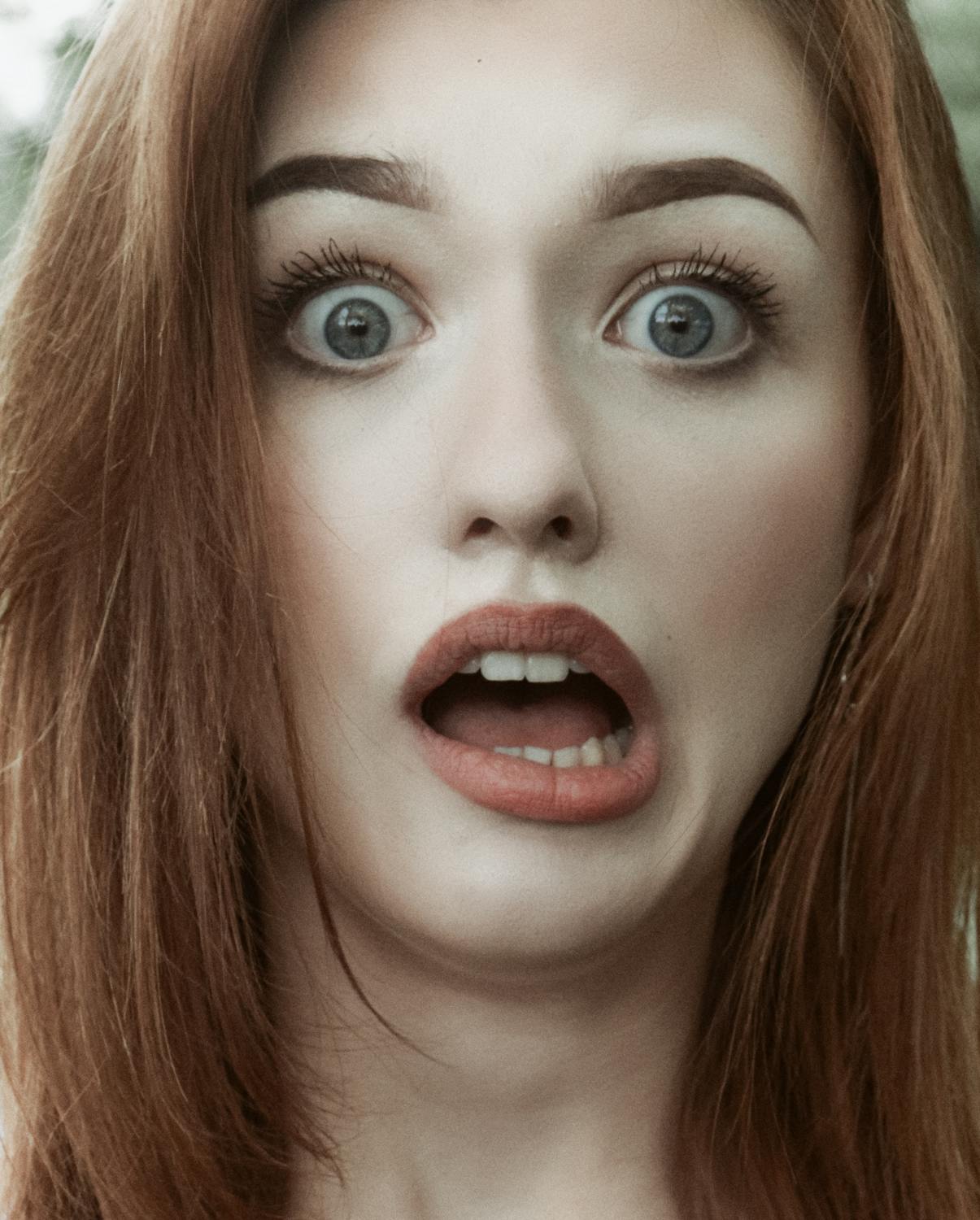 Eine schockierte Frau mit offenem Mund | Quelle: Pexels