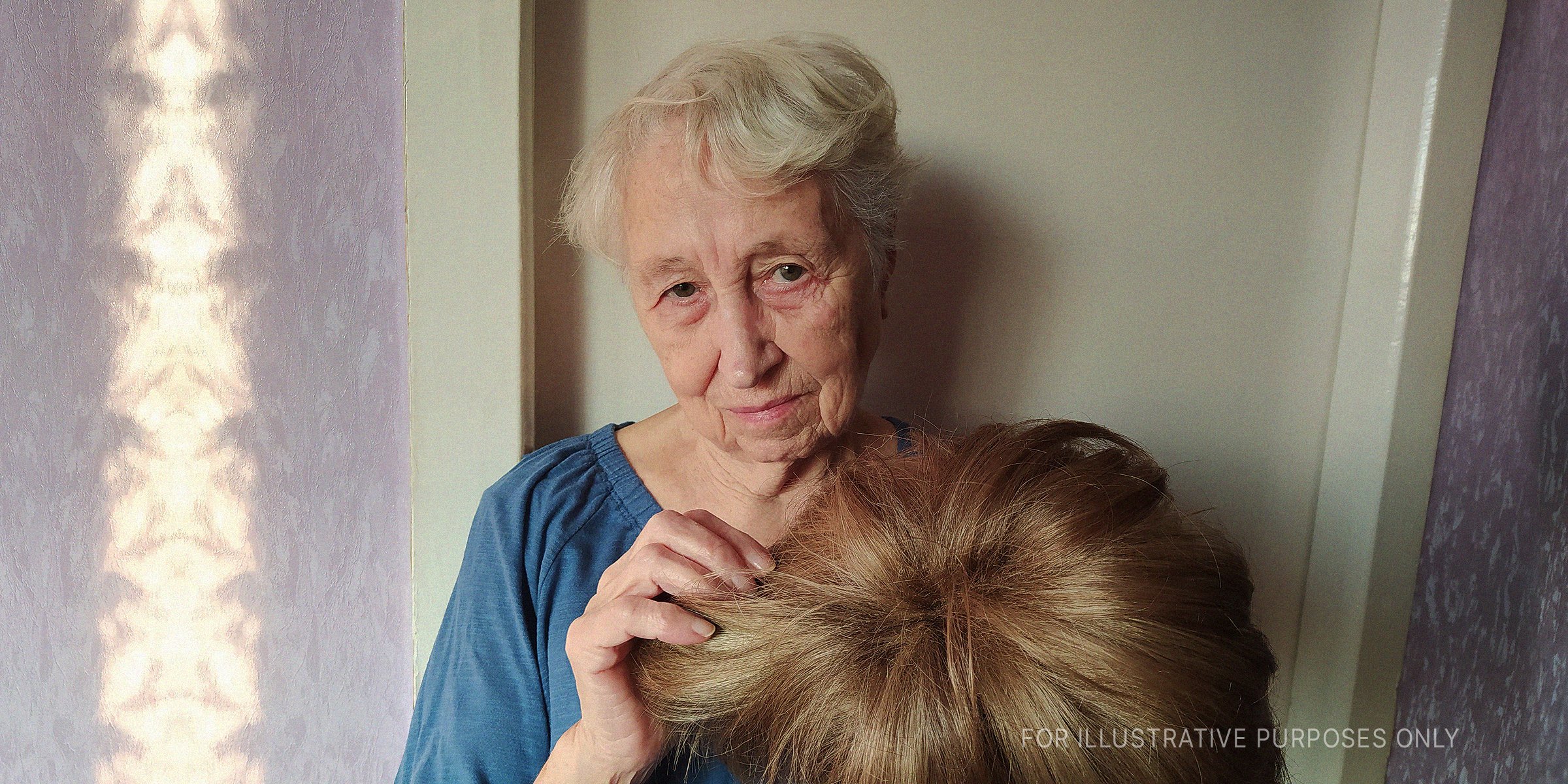 Alte Frau zeigt ihre Perücke. | Quelle: Shutterstock