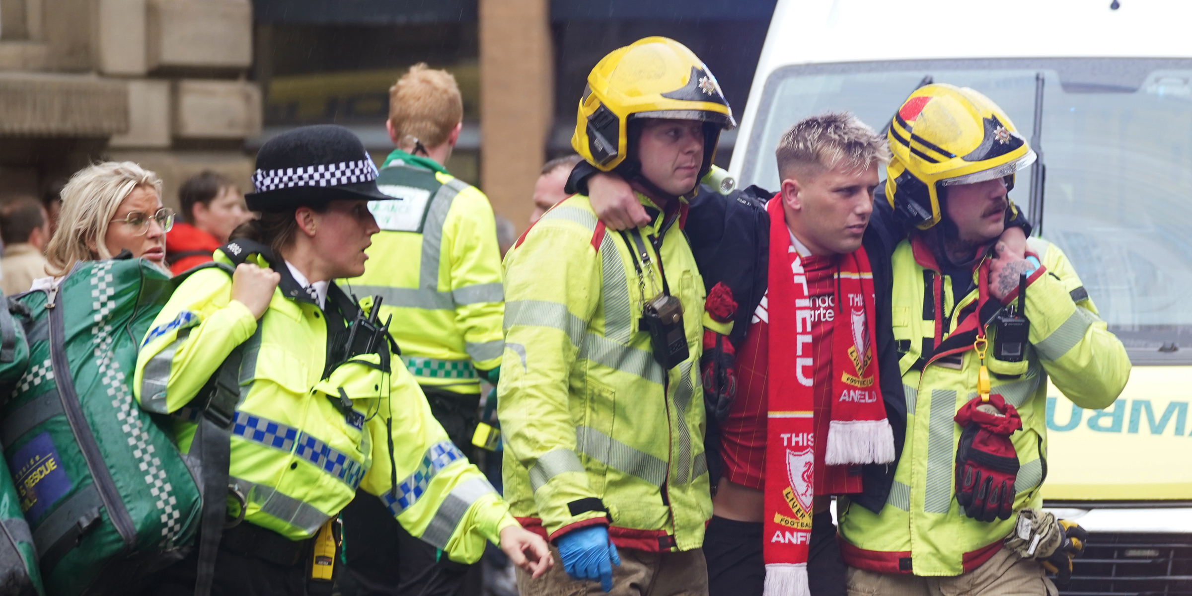Polizei und Rettungskräfte unterstützen die Menschenmenge in Liverpool, England, am 26. Mai 2025 | Quelle: Getty Images