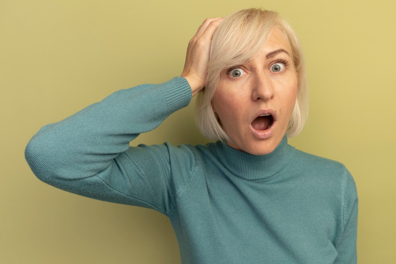 Eine schockierte reife Frau | Quelle: Freepik