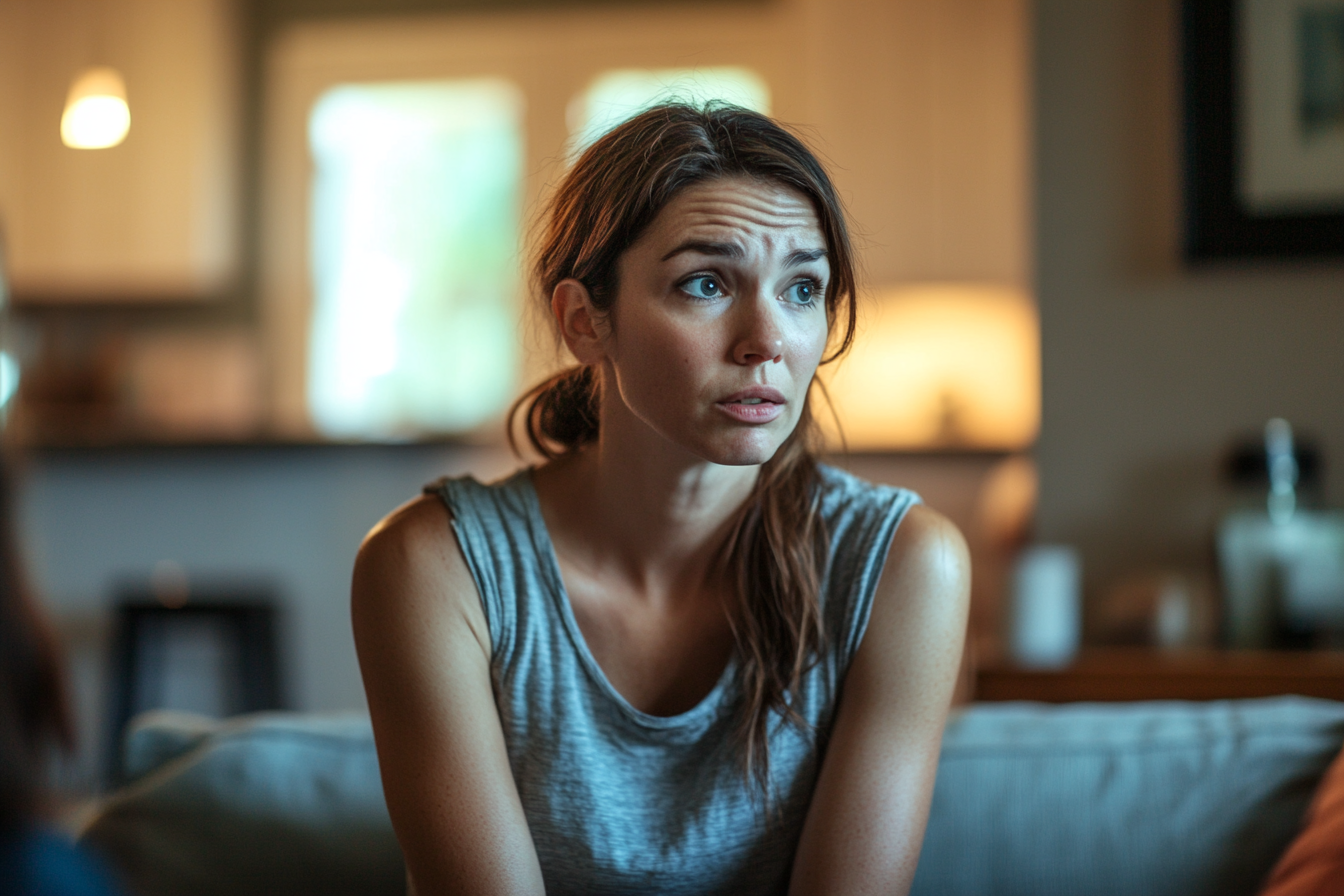 Eine Frau auf einem Sofa mit zweifelndem Blick | Quelle: Midjourney