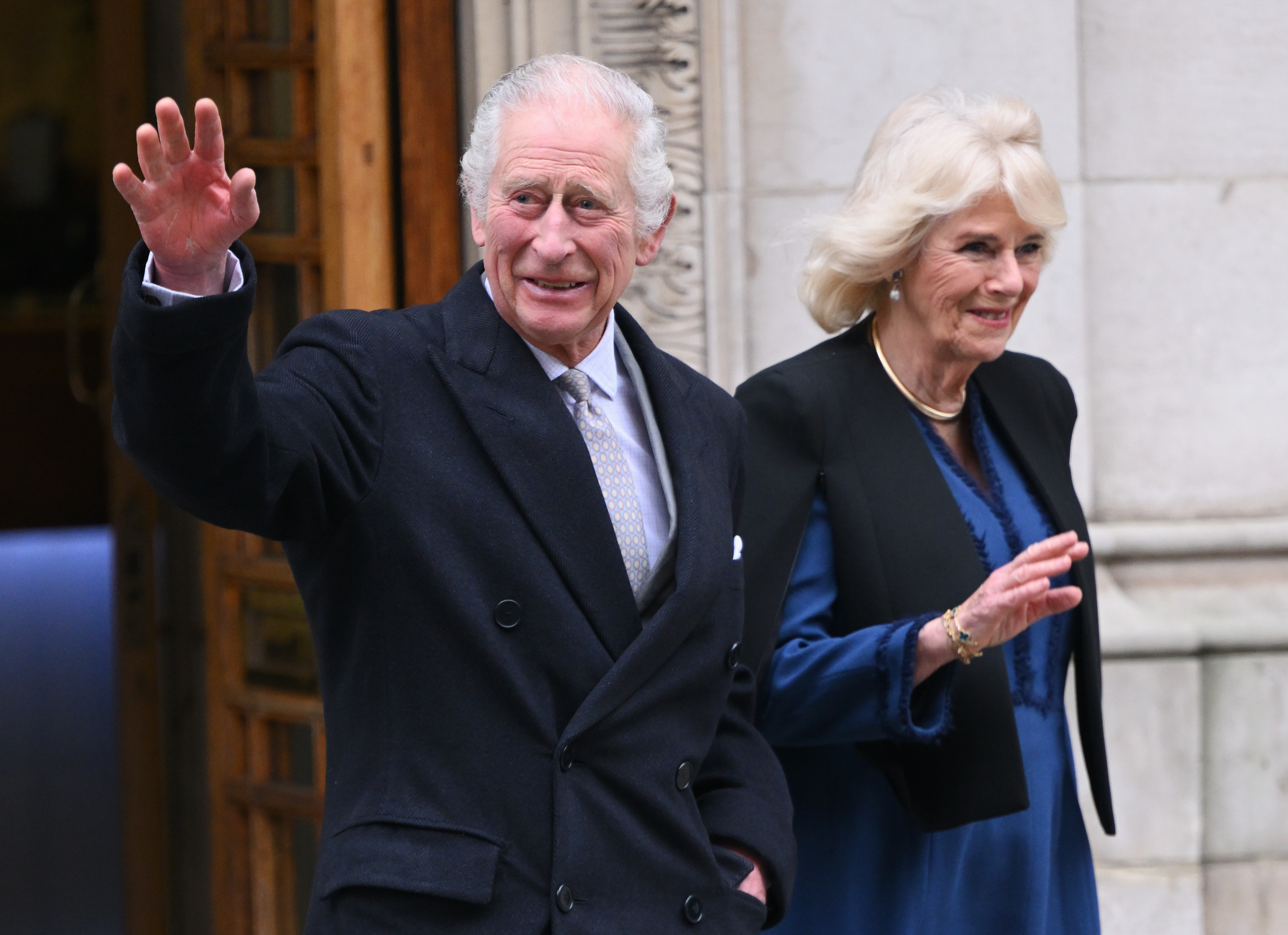 König Charles III. verlässt die Londoner Klinik mit Königin Camilla am 29. Januar 2024 in London, England | Quelle: Getty Images