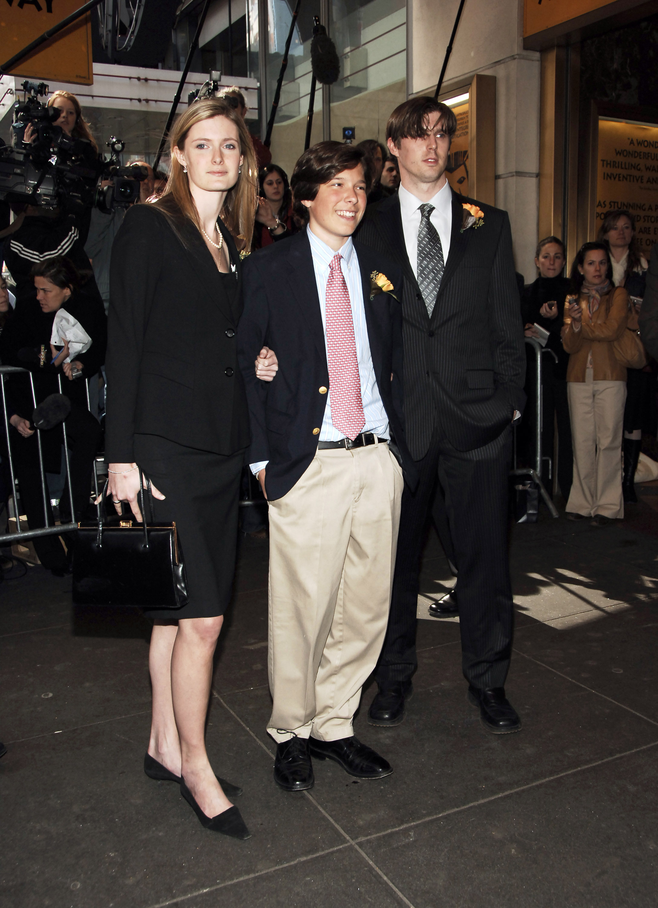 Alexandra, Will und Matthew Reeve bei der Trauerfeier für ihre Mutter Dana Reeve im März 2006 | Quelle: Getty Images