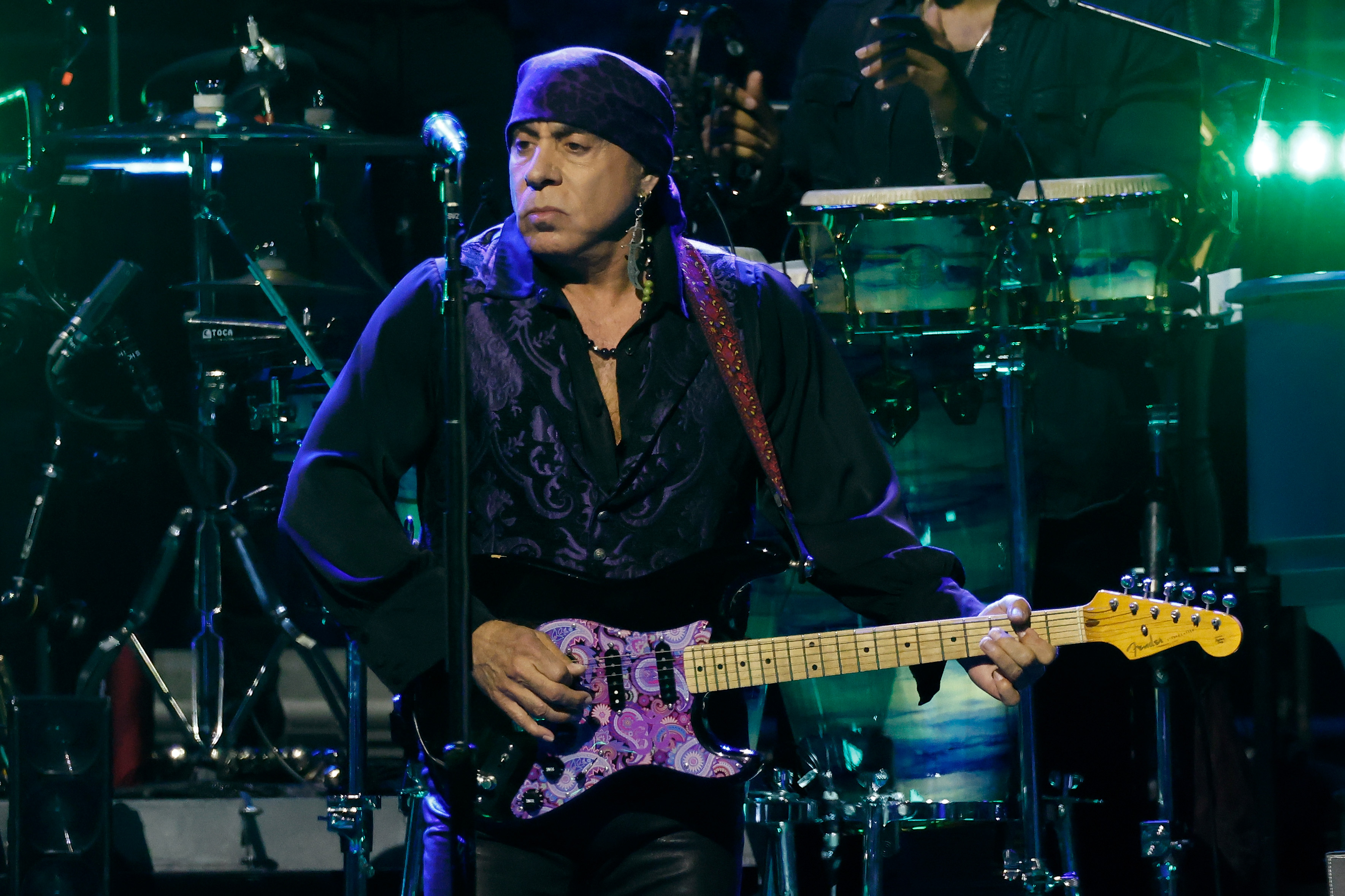 Steven Van Zandt blieb während seiner facettenreichen Karriere stets eng mit der Musikwelt verbunden. Auf diesem Foto ist er am 11. Mai 2026 bei einem Auftritt im Madison Square Garden in New York City, New York, zu sehen. | Quelle: Getty Images