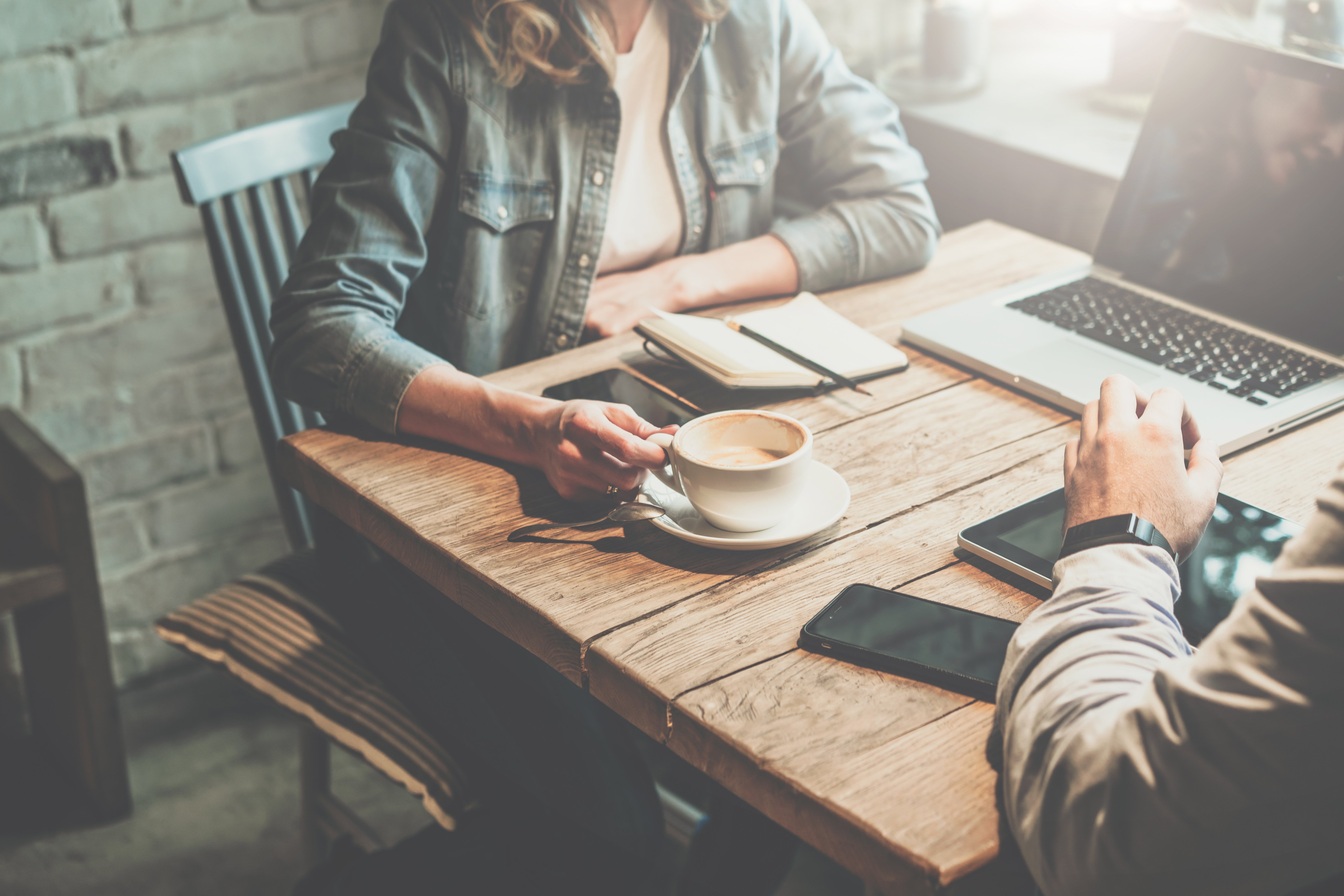 Kelsey traf sich mit Geraldines Sohn zum Kaffee, stellte aber später fest, dass sie sich wirklich mochten. | Quelle: Shutterstock