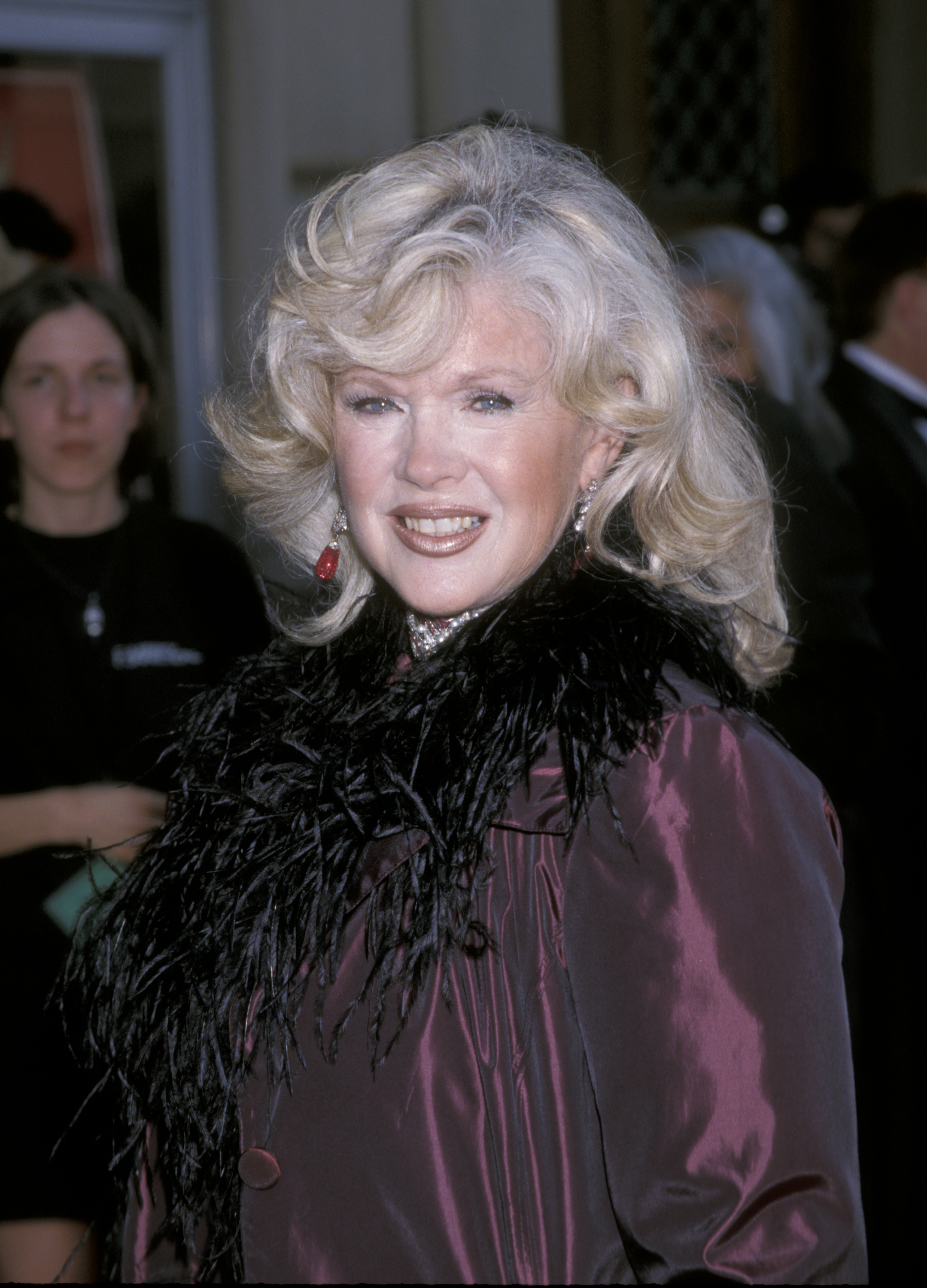 Connie Stevens bei der 50. Verleihung der Creative Arts Emmy Awards am 28. August 1998 in Pasadena, Kalifornien. | Quelle: Getty Images