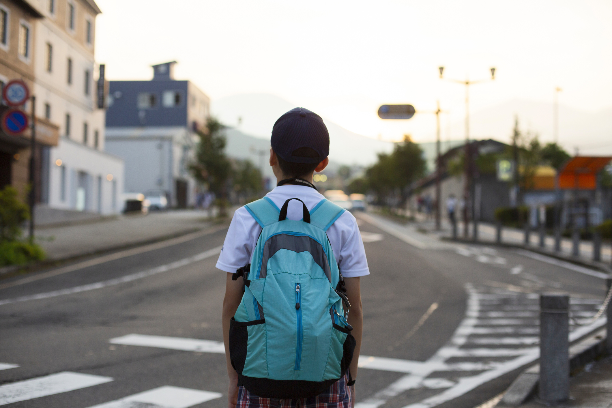 Junge auf dem Heimweg von der Schule | Quelle: Getty Images
