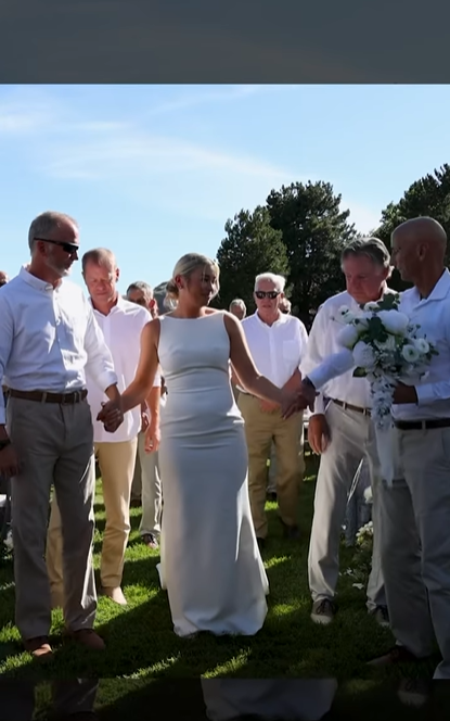 Ivy Jacobsen mit den Männern, die sie an ihrem Hochzeitstag zum Altar begleiteten | Quelle: Instagram/srofficerivy