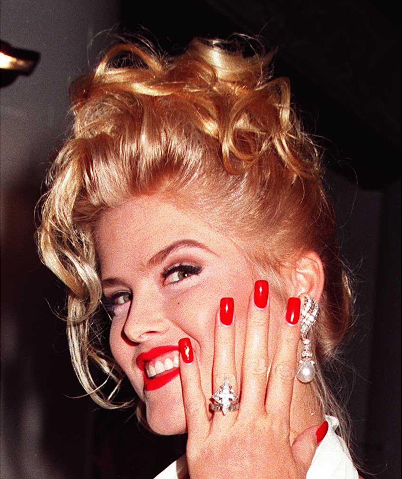 Anna Nicole Smith zeigt den Ehering, den ihr der Milliardär J. Howard Marshall 1994 in Las Vegas geschenkt hat. | Quelle: Getty Images