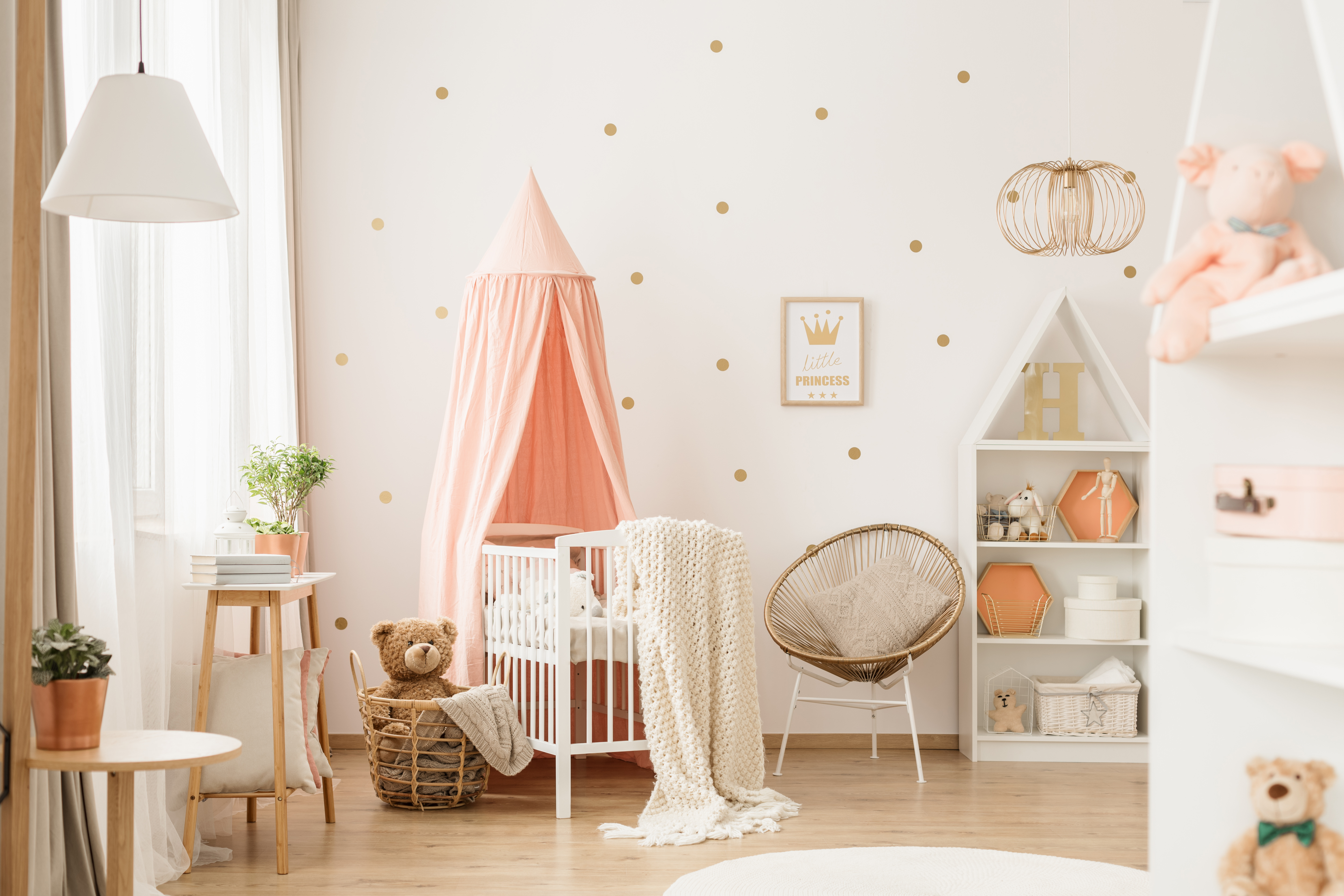 Goldenes und rosafarbenes Babyzimmer | Quelle: Getty Images