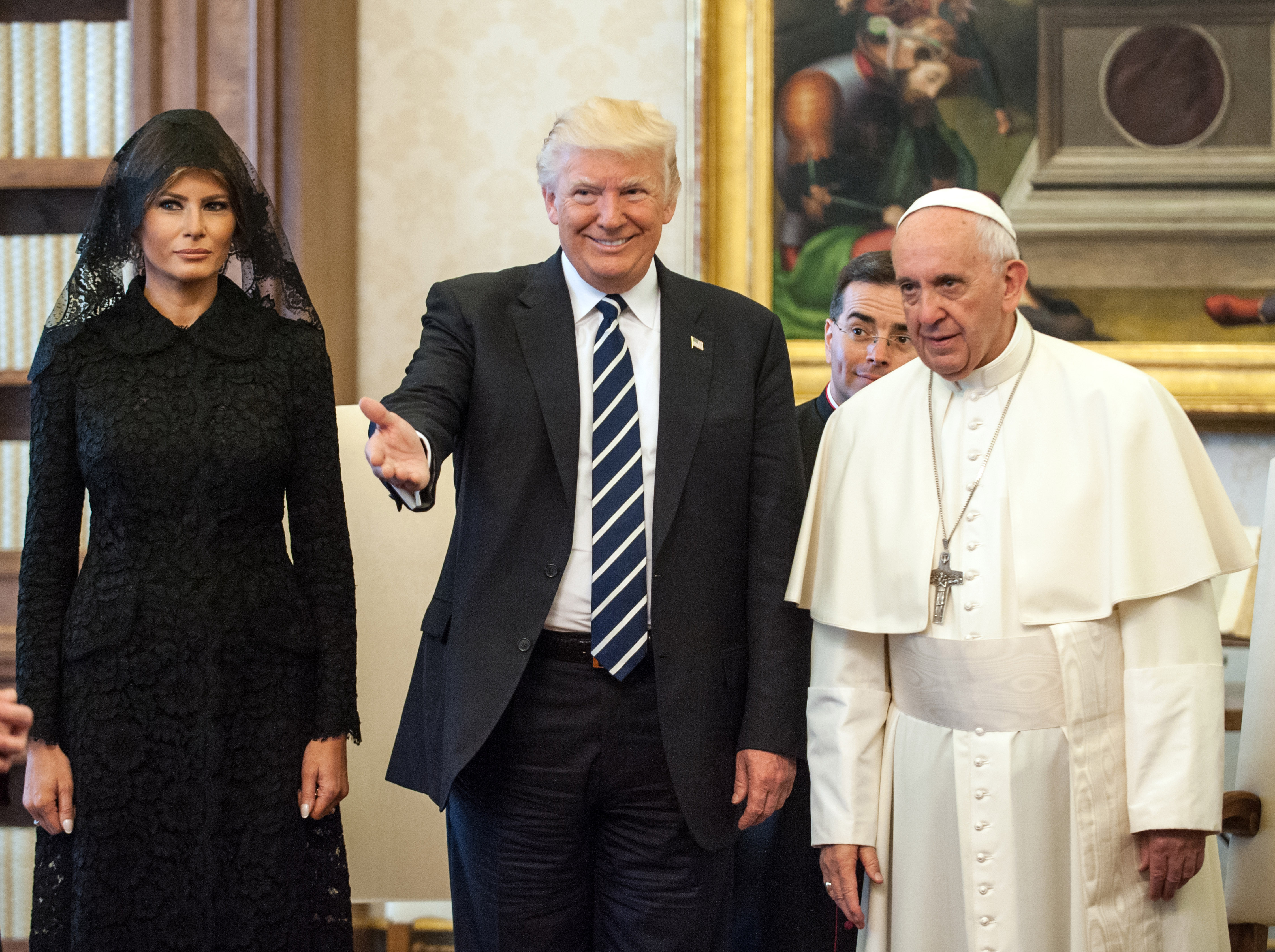 Papst Franziskus trifft Donald Trump und seine Frau in der Privatbibliothek des Apostolischen Palastes in der Vatikanstadt am 24. Mai 2017. | Quelle: Getty Images