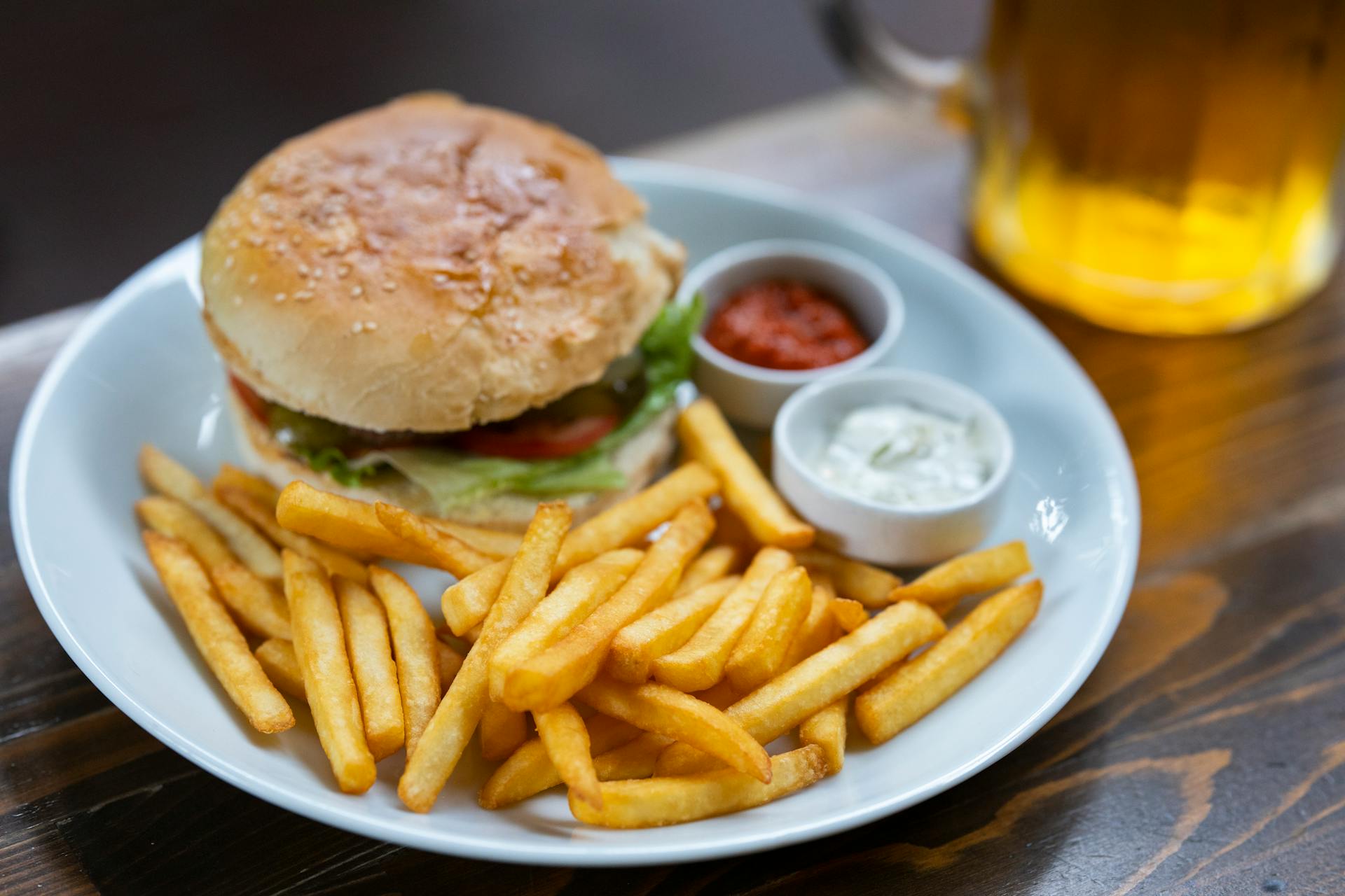 Ein Burger und Pommes auf einem Tisch | Quelle: Pexels