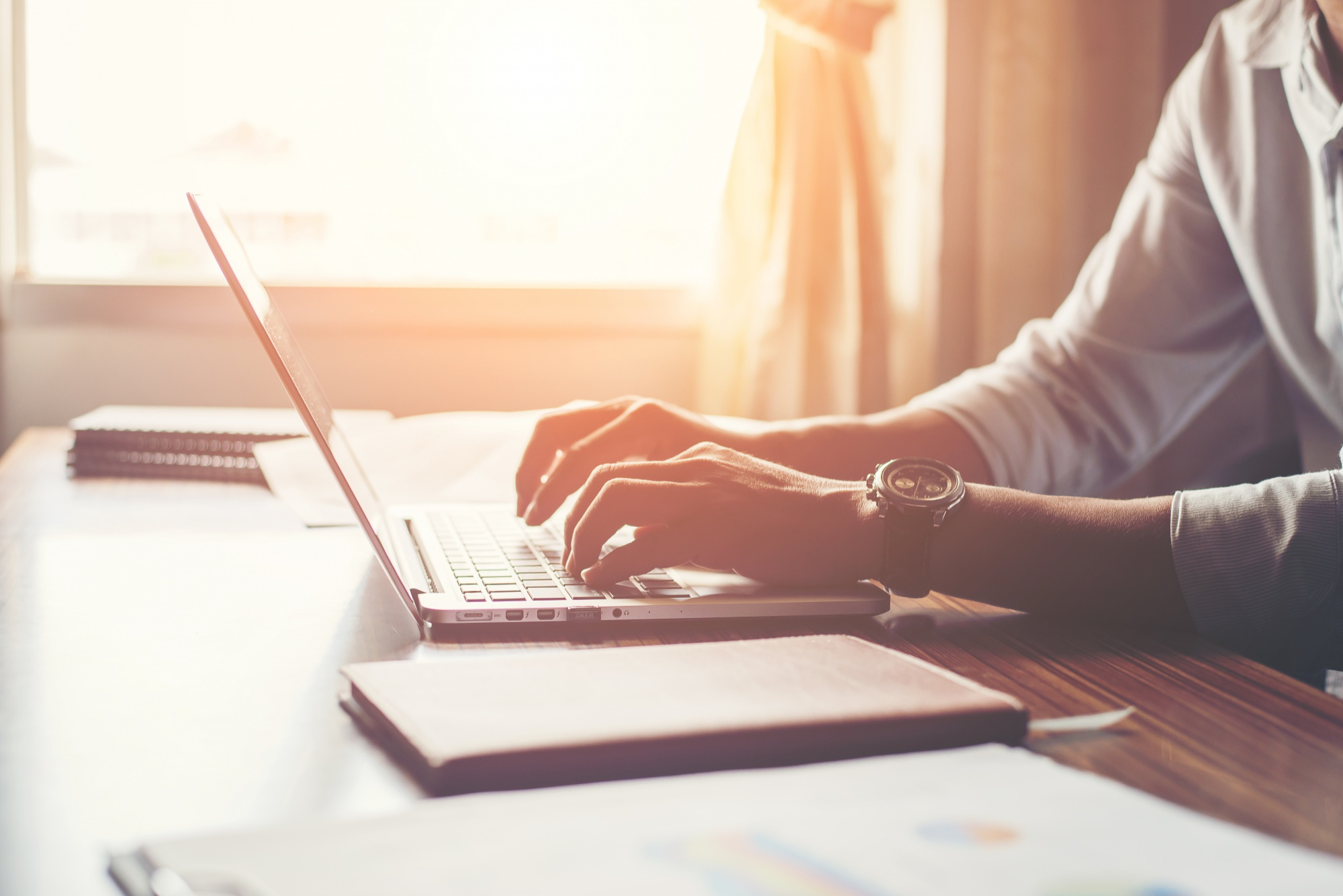 Ein Mann benutzt einen Laptop | Quelle: Freepik