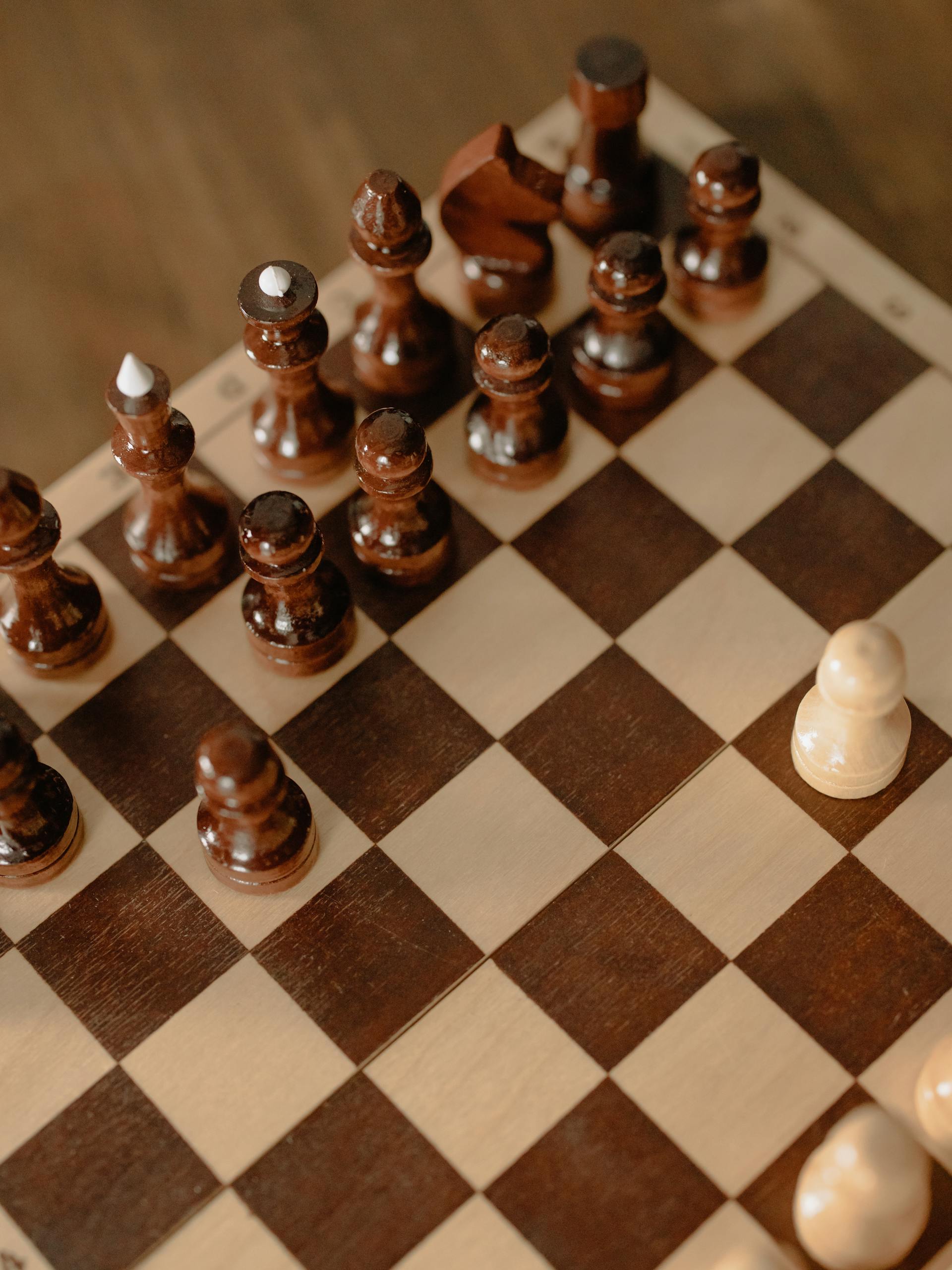 Ein Foto mit Schachfiguren auf einem Schachbrett | Quelle: Pexels
