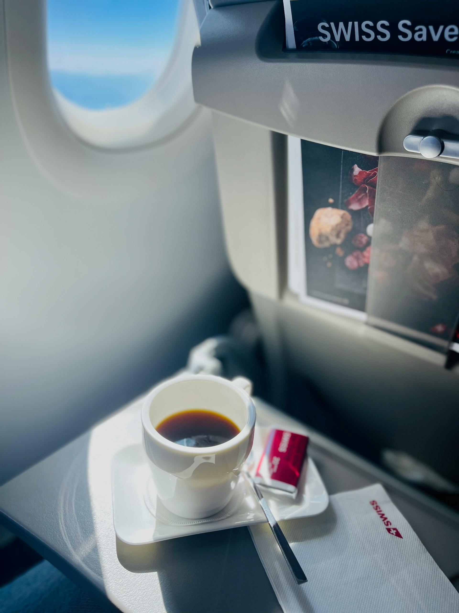 Eine Tasse Kaffee in einem Flugzeug | Quelle: Pexels