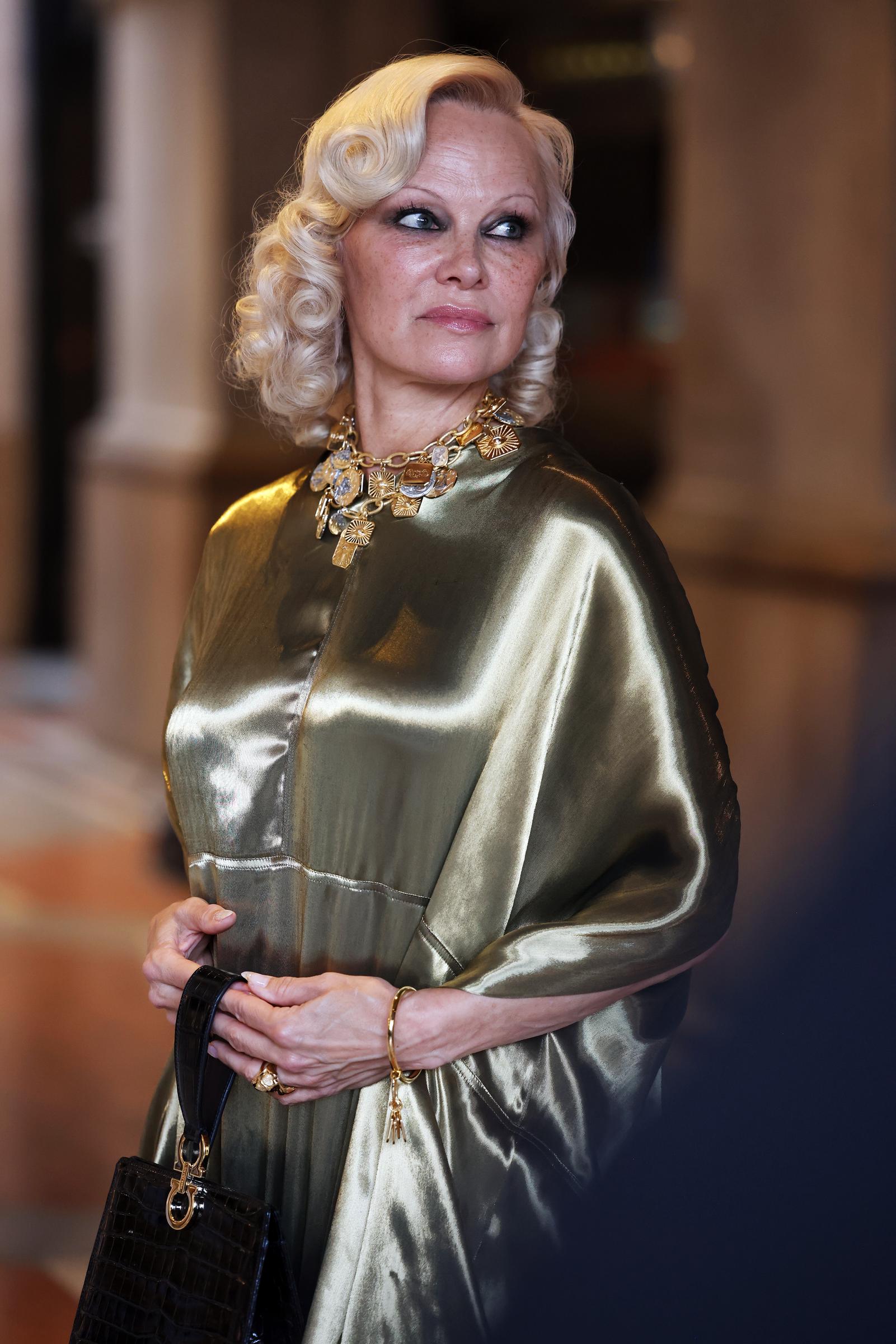 Pamela Anderson ist auf dem Foto bei der „Vogue World: Milano 2026“ in der Galleria Vittorio Emanuele II am 22. September 2026 zu sehen. Ihr Auftritt fand drei Jahre nachdem sie bei der Pariser Modewoche durch ihr ungeschminktes Aussehen für Aufsehen gesorgt hatte, statt. | Quelle: Getty Images