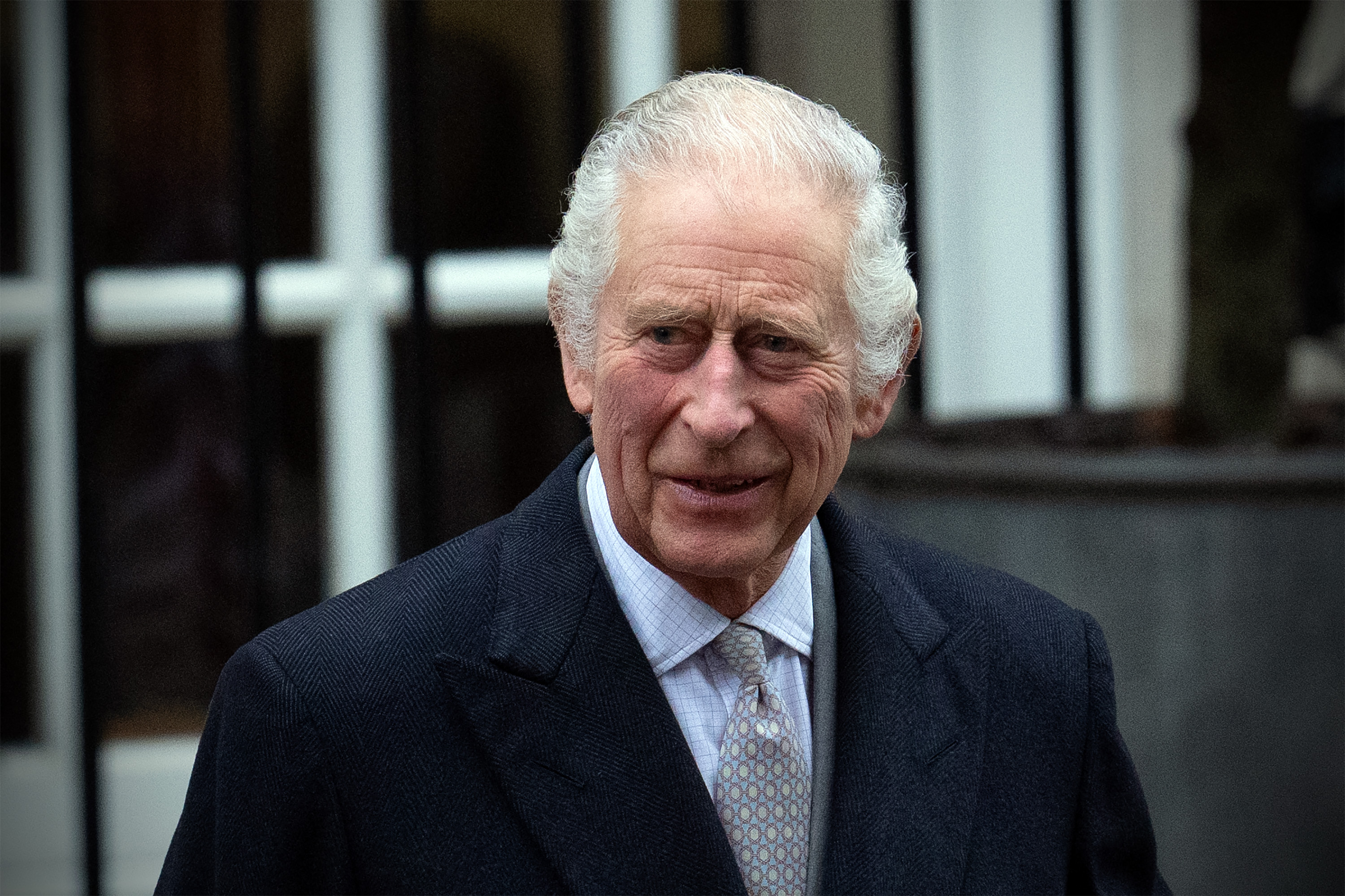König Karl III. verlässt am 29. Januar 2024 die Londoner Klinik in London, England | Quelle: Getty Images