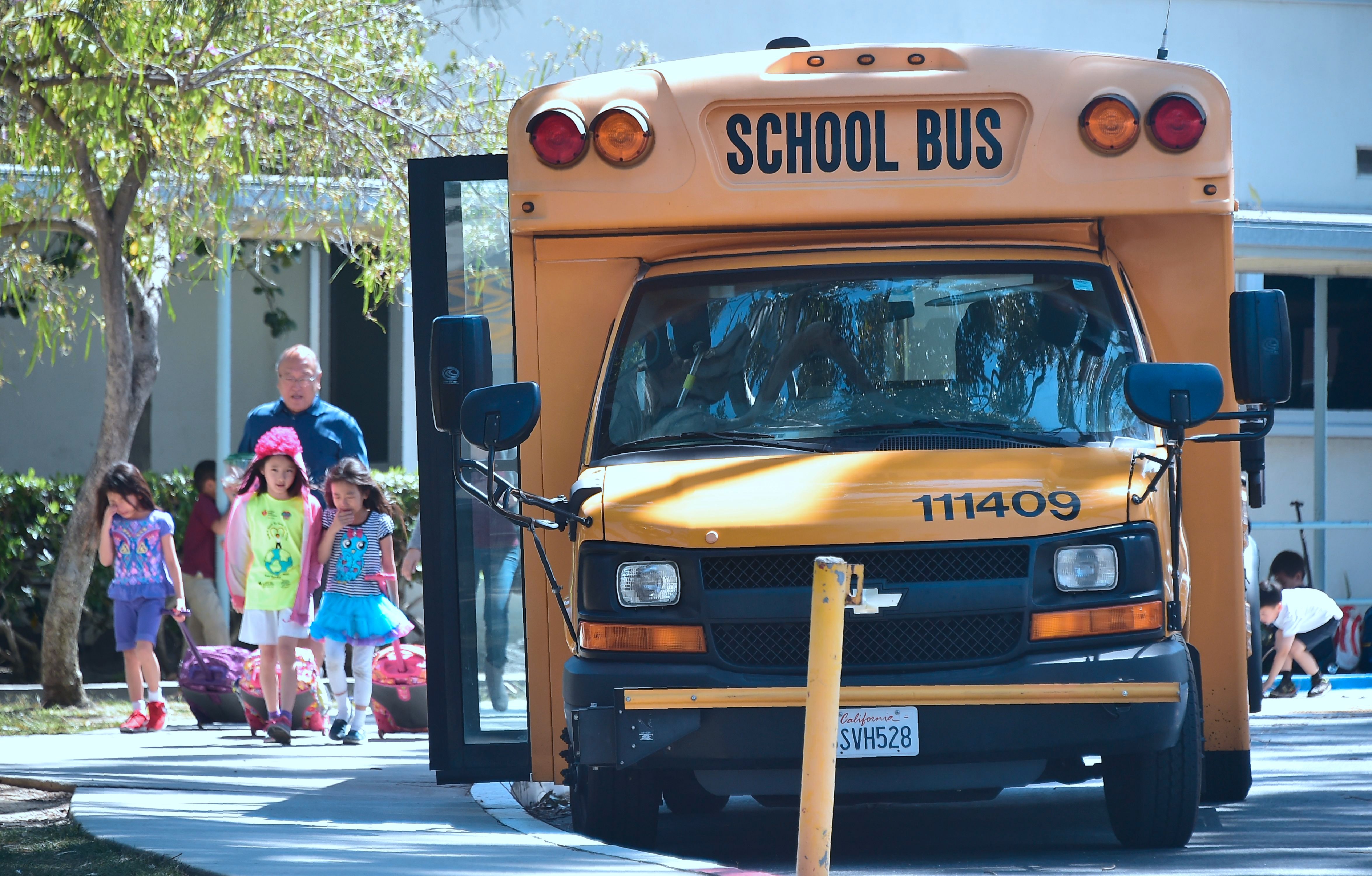 Ein Schulbus, der auf der Straße geparkt ist. | Quelle: Getty Images
