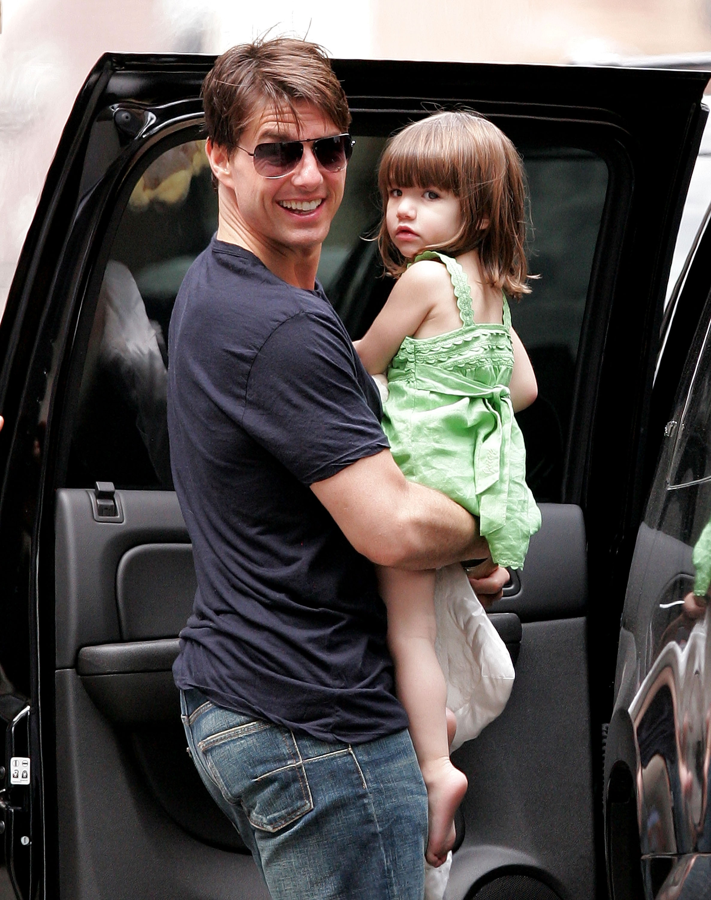 Tom Cruise und Suri Cruise besteigen am 25. August 2008 in New York City ein Auto. | Quelle: Getty Images