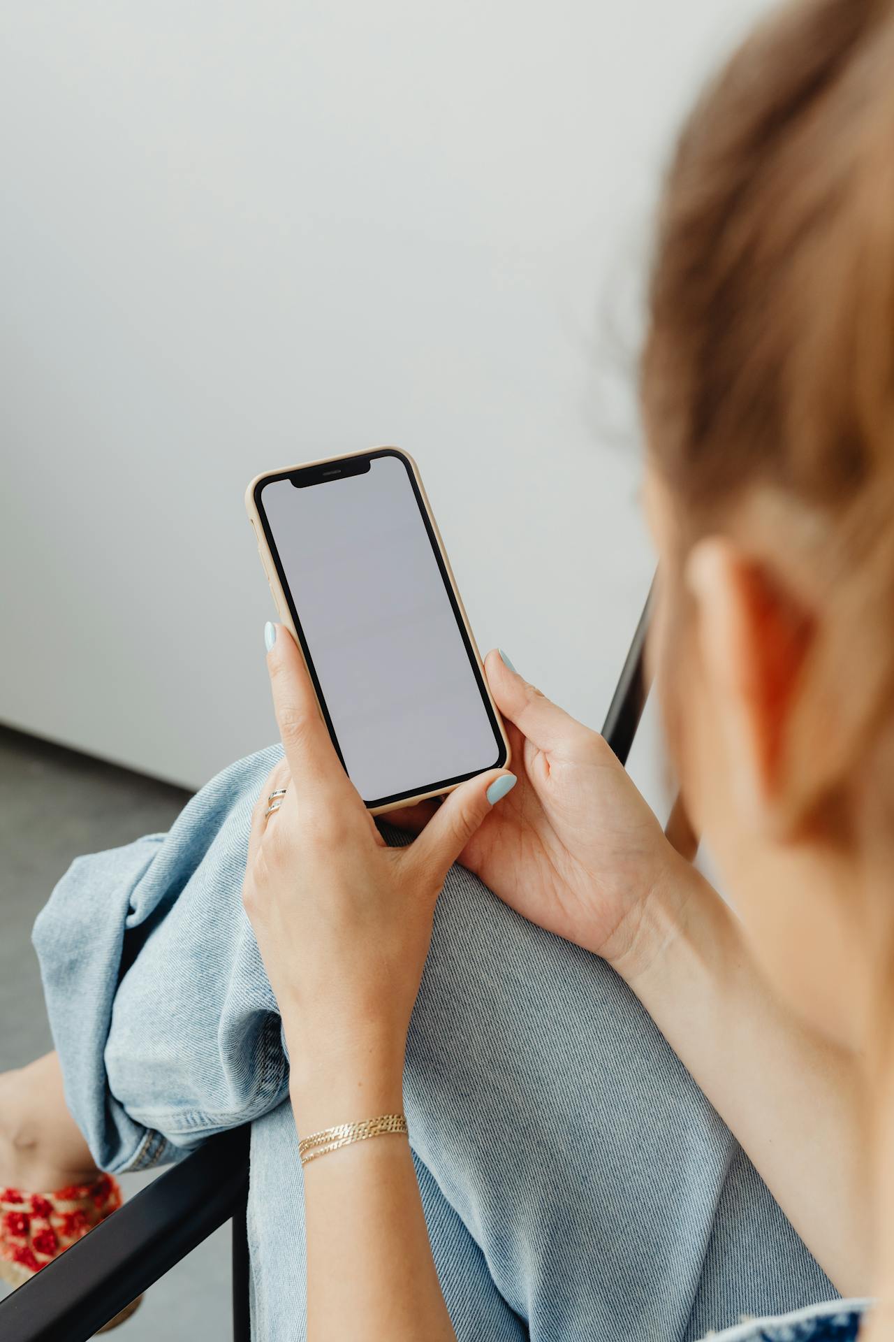 Eine junge Frau schaut auf ihr Telefon | Quelle: Pexels