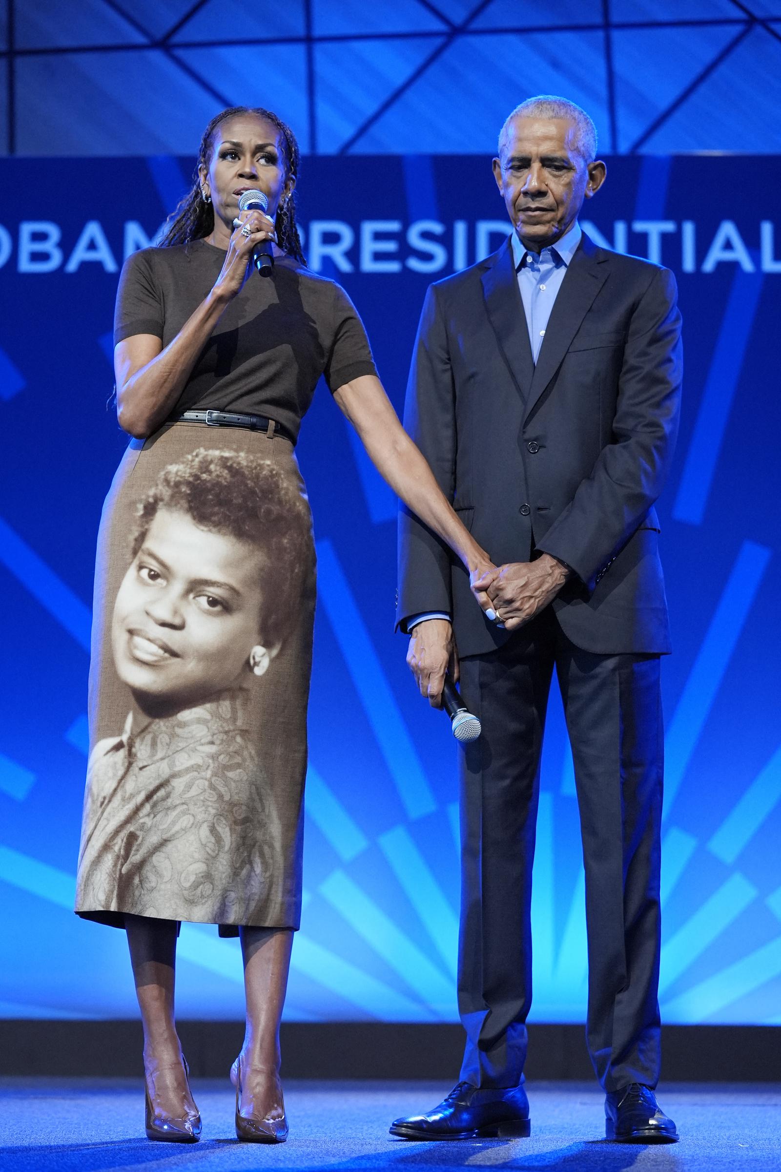 Barack erinnerte daran, dass Marian Robinson für Michelle und Craig ein Zuhause mit „Liebe, Hoffnung und Weitsicht“ geschaffen habe. Seine Würdigung verband die Feier des Abends mit den Familienwerten, die Michelles Leben geprägt haben. | Quelle: Getty Images