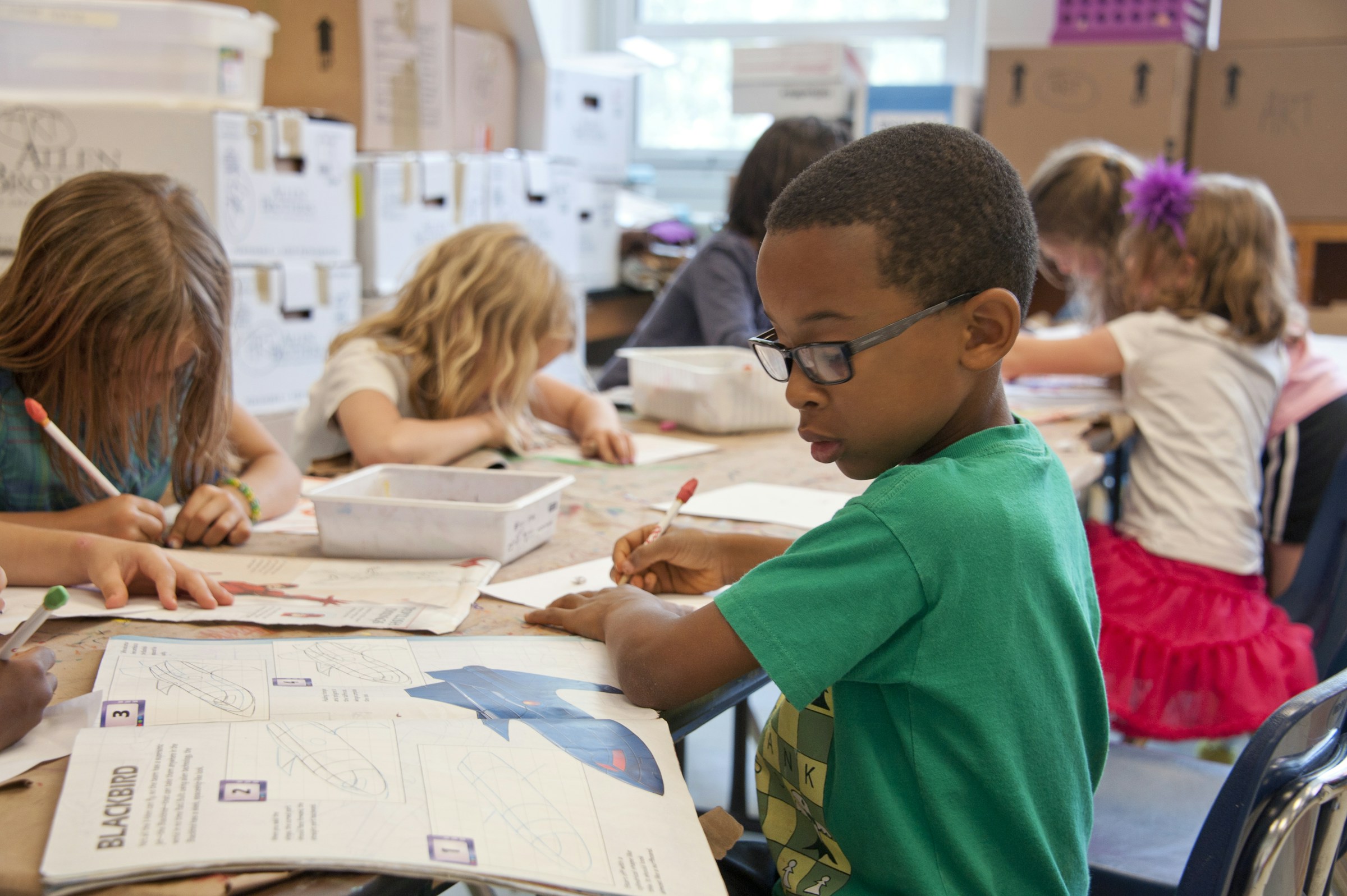 Kinder sitzen in einem Klassenzimmer | Quelle: Unsplash