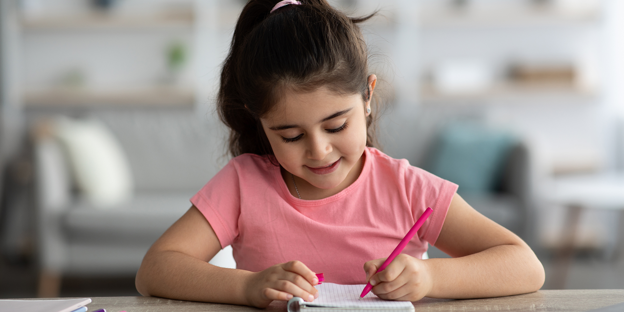 Ein Mädchen, das auf ein Papier schreibt | Quelle: Shutterstock