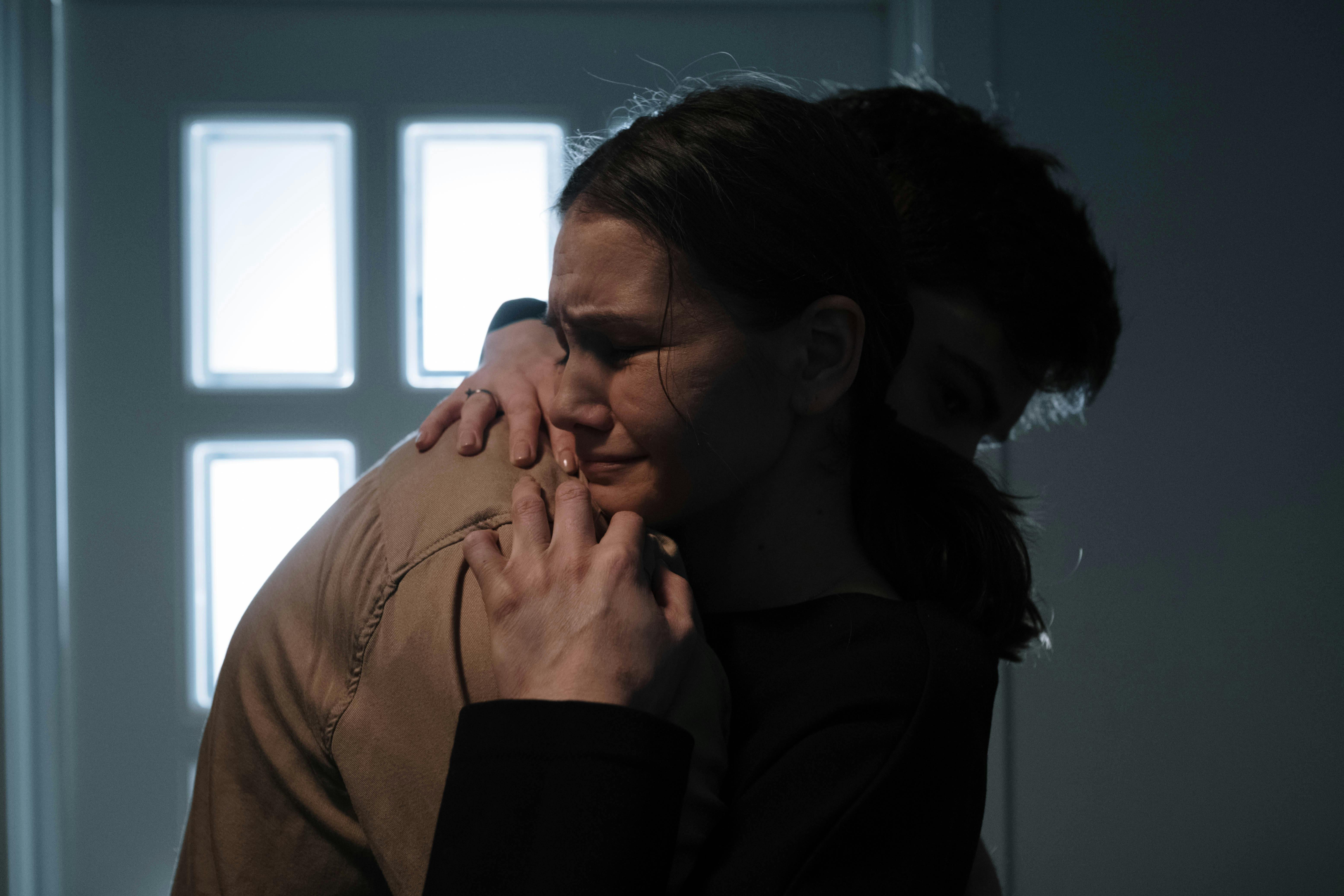 Eine weinende Frau, die jemanden umarmt | Quelle: Pexels