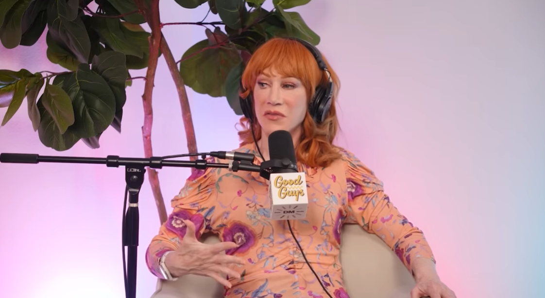 Kathy Griffin spricht während ihres Auftritts beim Podcast „Good Guys“. Die Episode wurde am 10. November 2025 veröffentlicht. | Quelle: YouTube/Josh Peck
