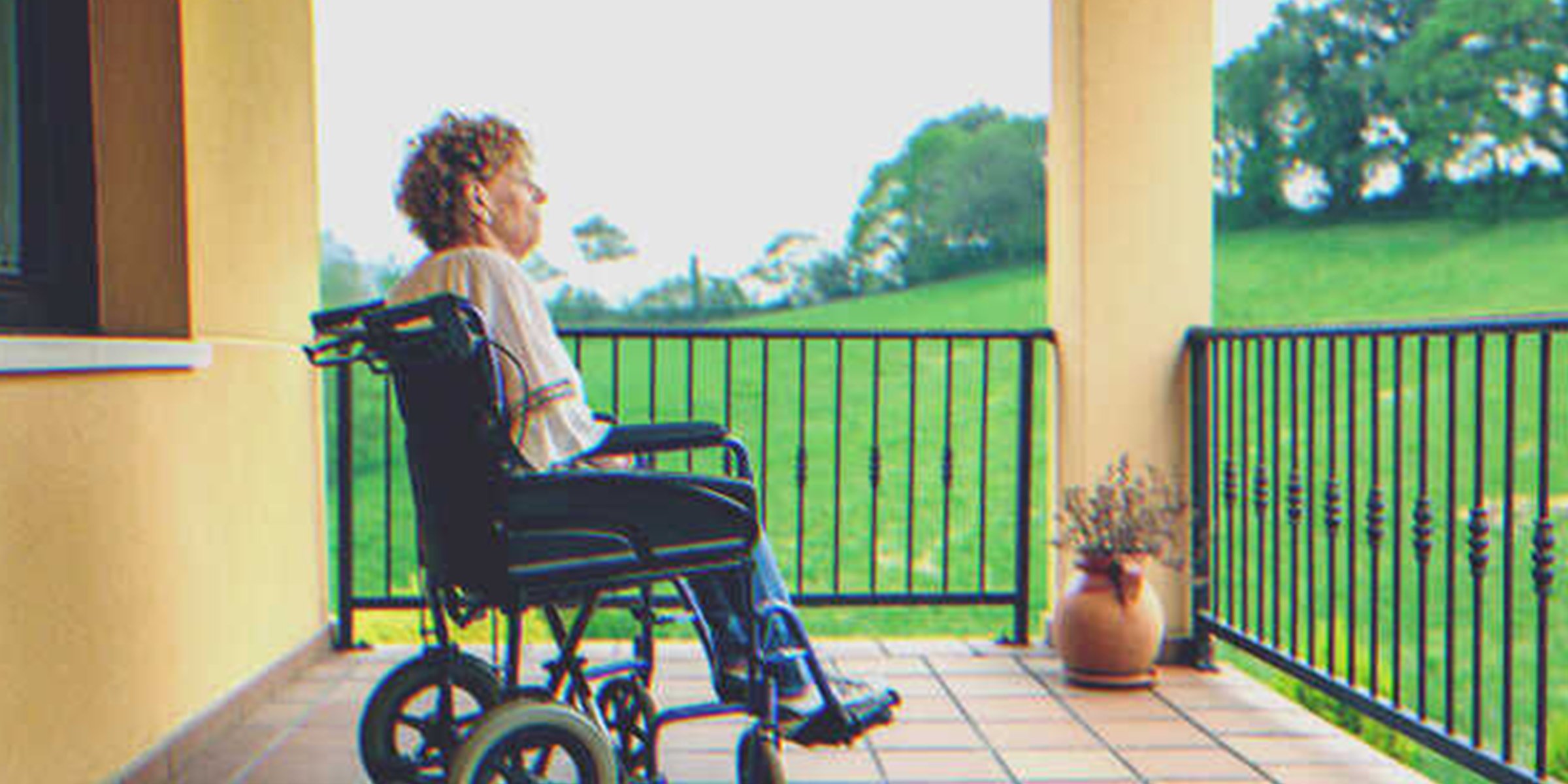 Frau im Rollstuhl | Quelle: Shutterstock
