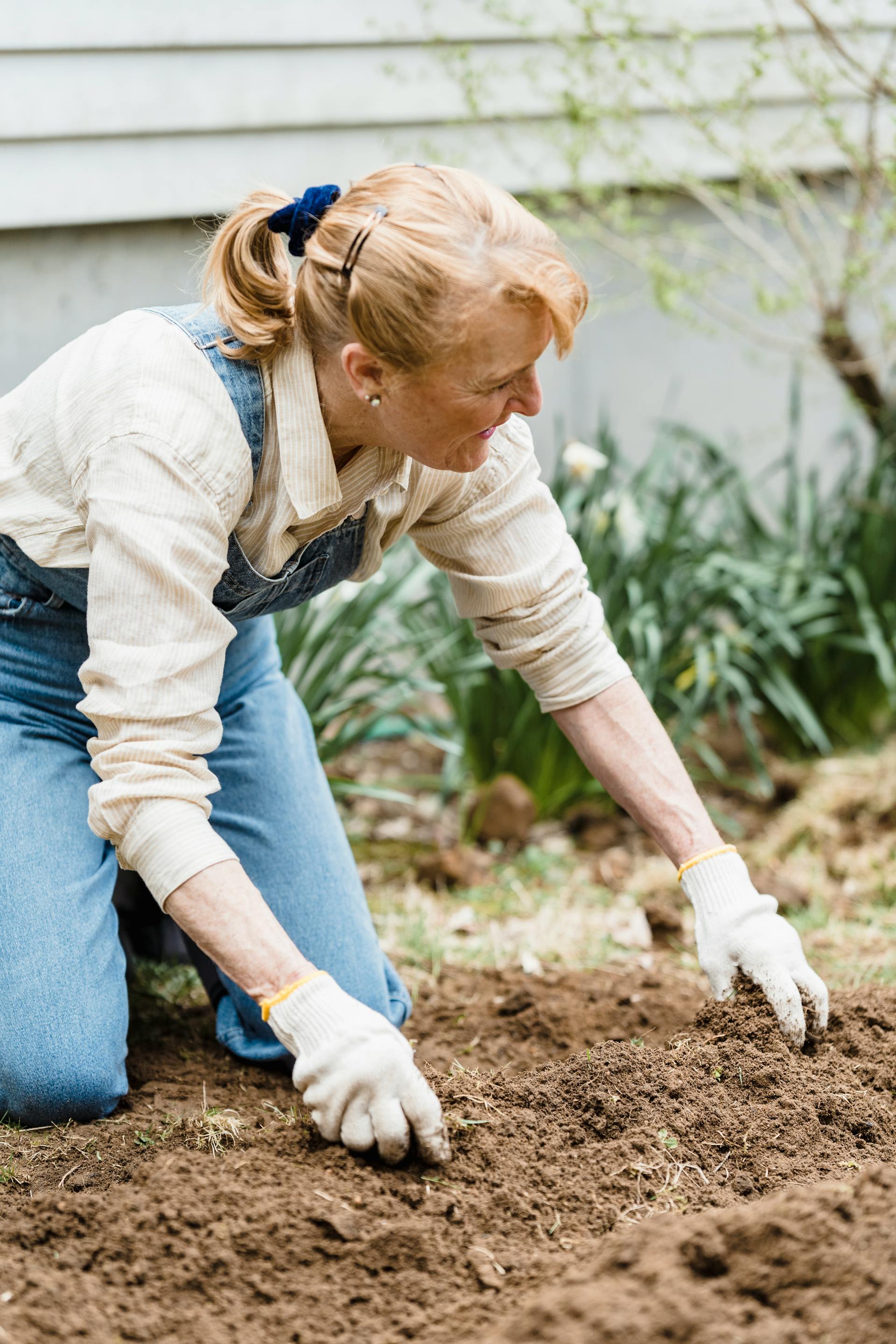 Eine reife Frau im Garten | Quelle: Pexels