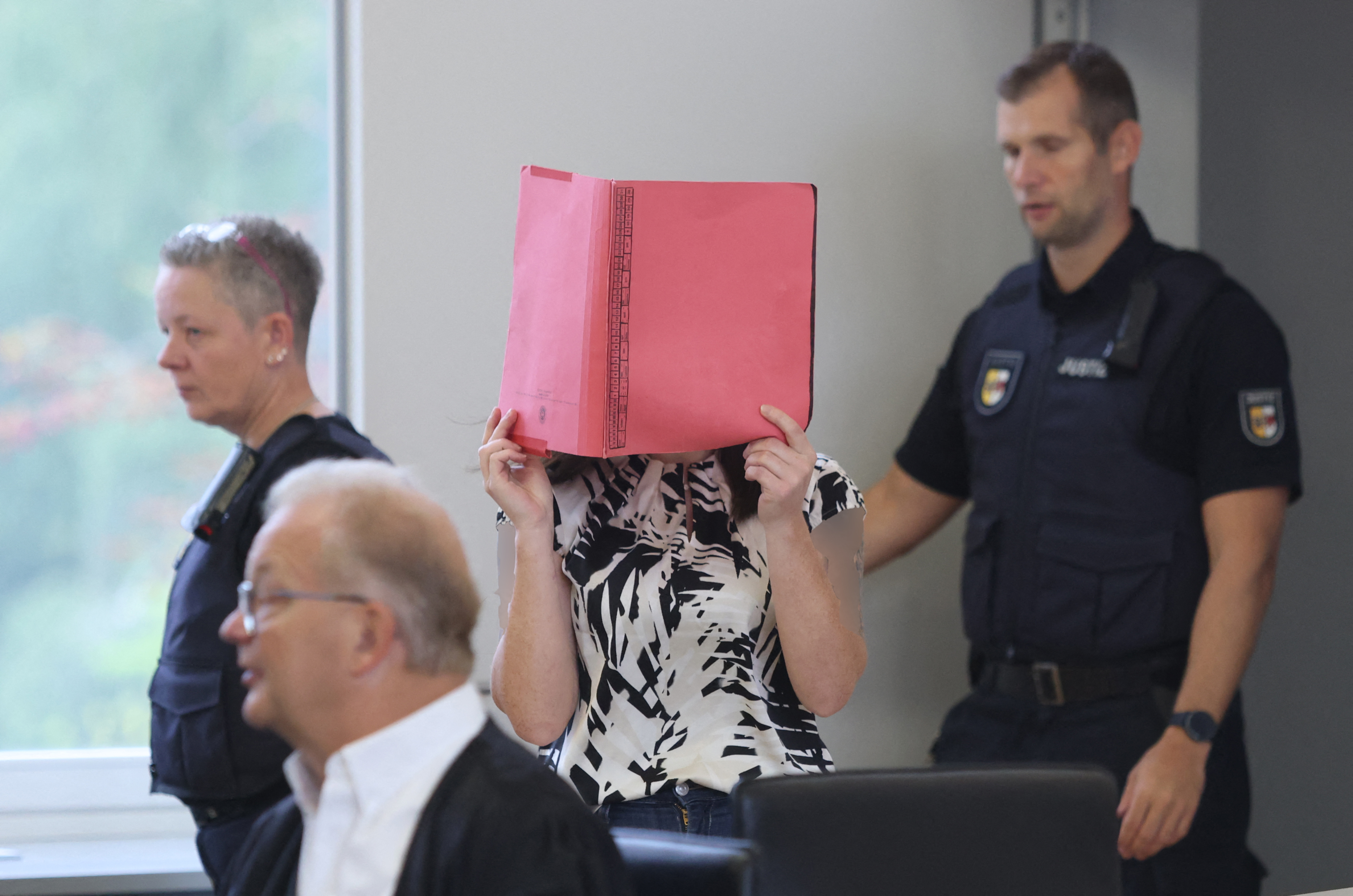 Gina H. betritt am 28. August den Gerichtssaal | Quelle: Getty Images