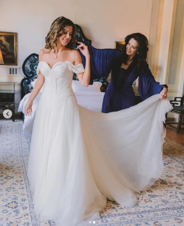 Jessica Carter Altman und Lynda Carter bei ihrer Hochzeit am 28. Mai 2023 in Comer See, Italien | Quelle: Instagram/reallyndacarter