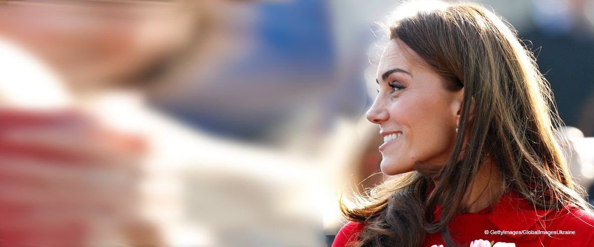 Kate Middleton verblüfft mit ihrem roten Mantel während eines Überraschungsausflugs mit William