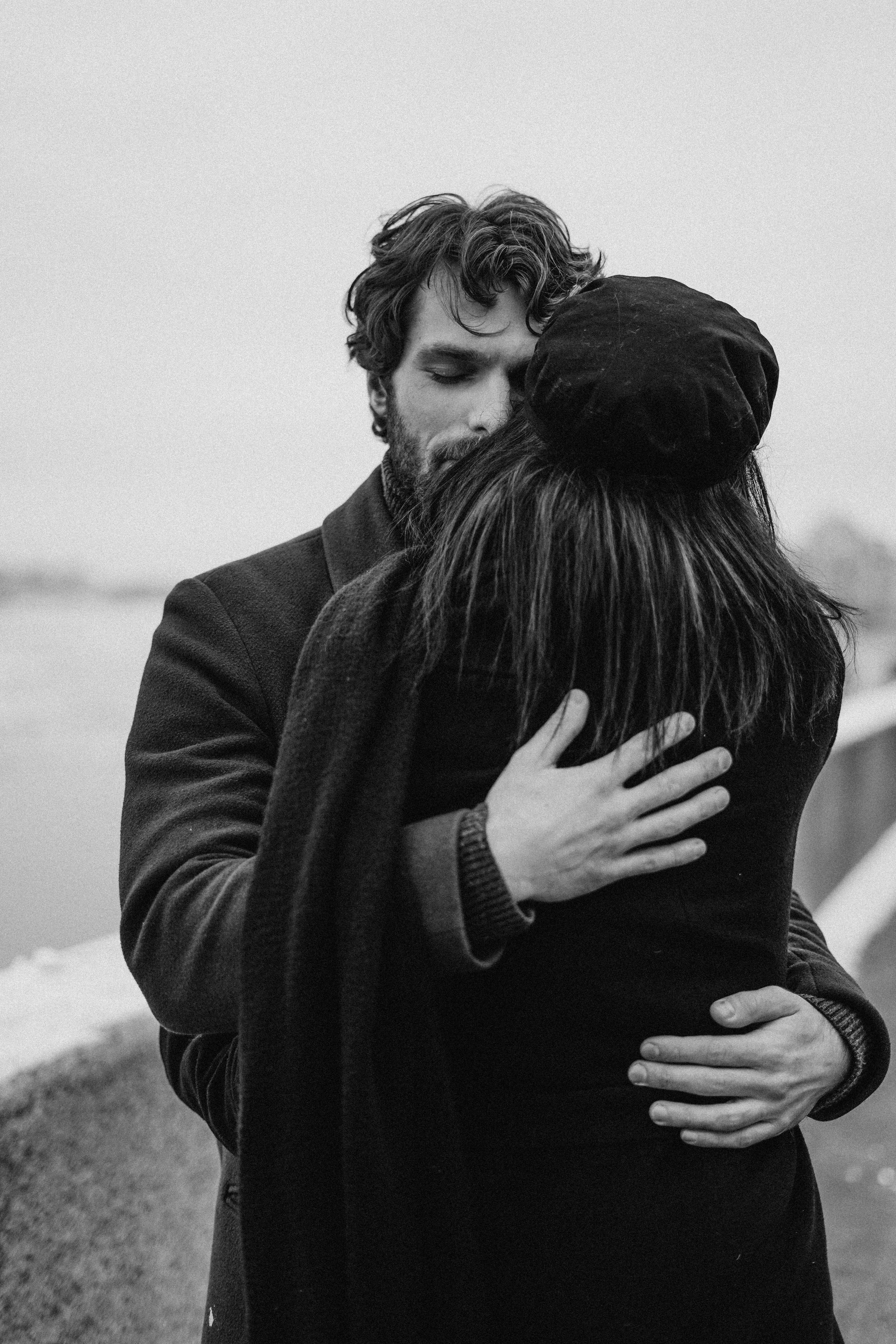 Ein Mann und eine Frau, die sich umarmen | Quelle: Pexels