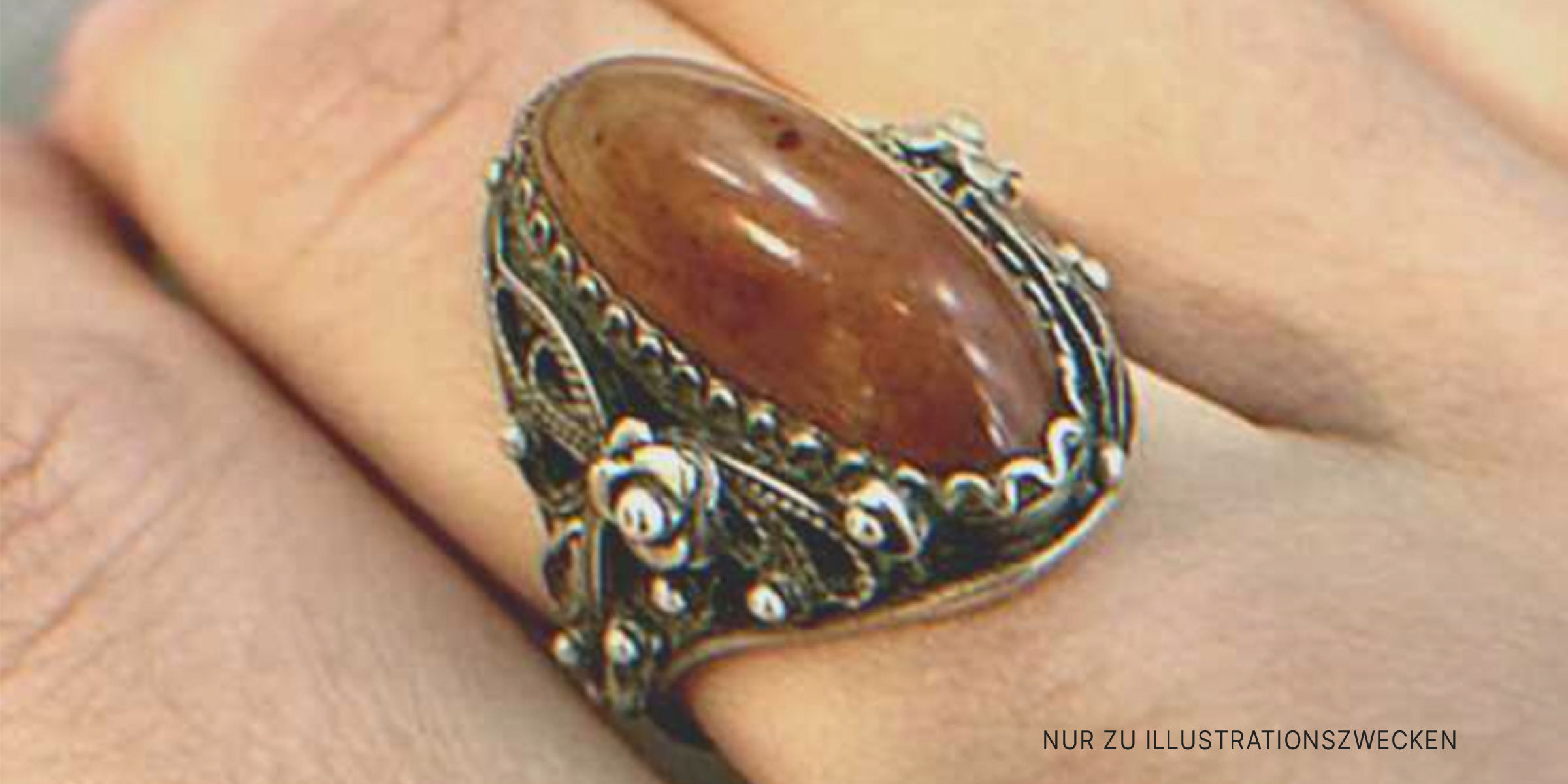 Antiker Ring am Finger | Quelle: Shutterstock