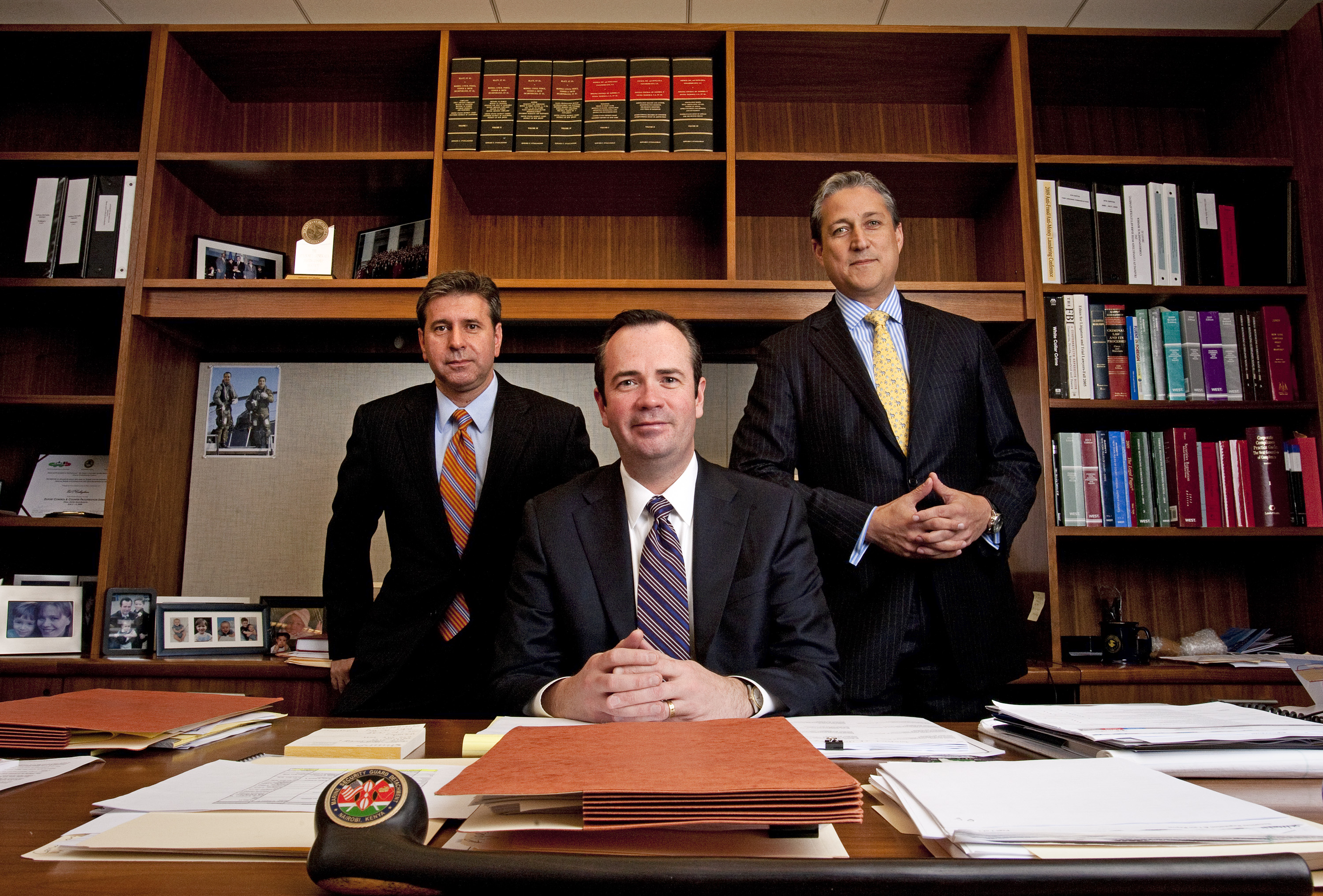 Christopher Morvillo posiert für ein Foto mit den Clifford Chance-Partnern Edward C. O'Callaghan und David B. Raskin in New York am 21. Dezember 2011 | Quelle: Getty Images