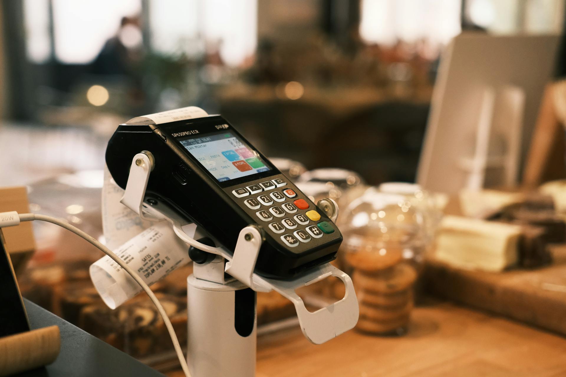 Ein Zahlungsterminal in einem Café | Quelle: Pexels