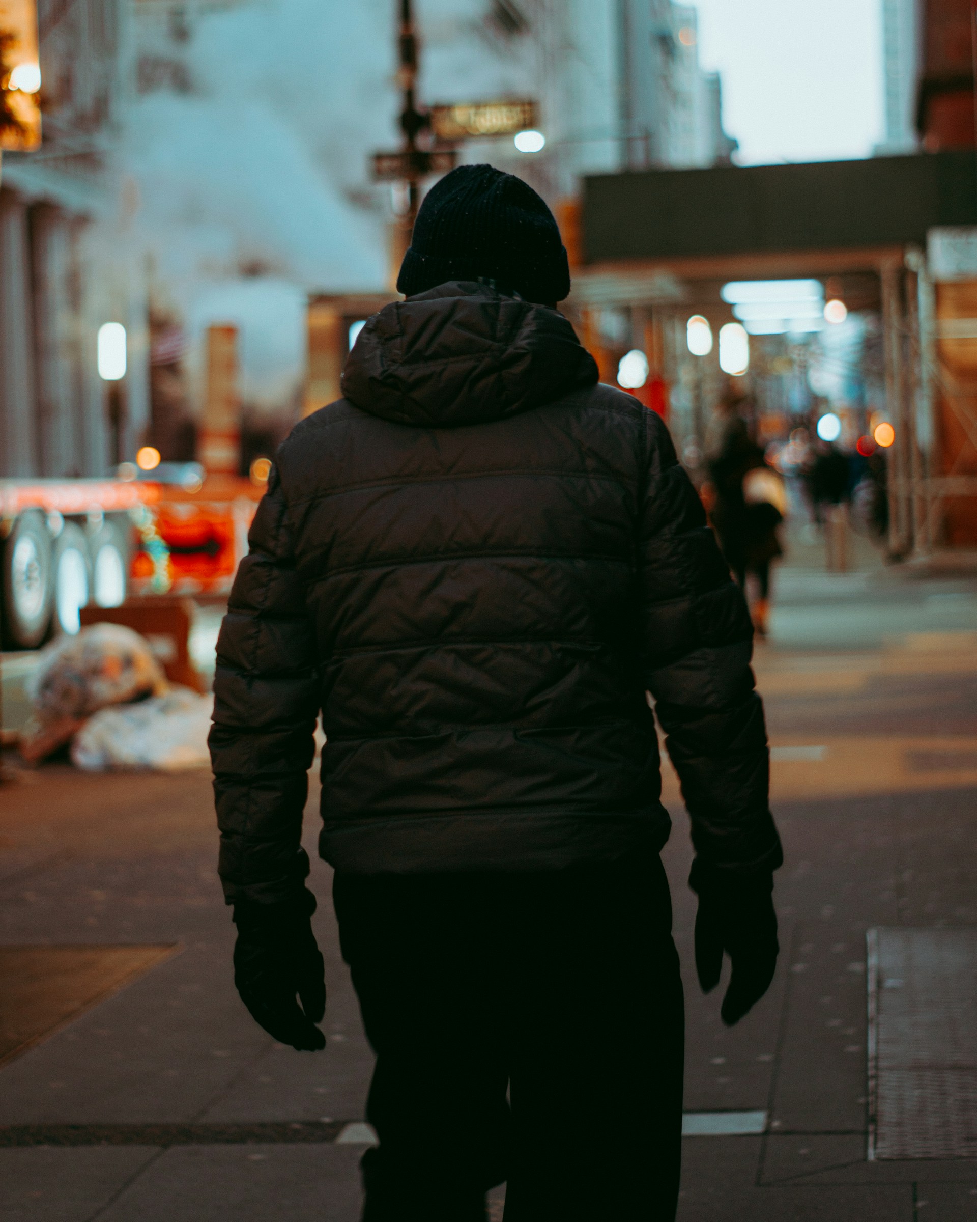 Ein Mann in warmer Kleidung | Quelle: Unsplash